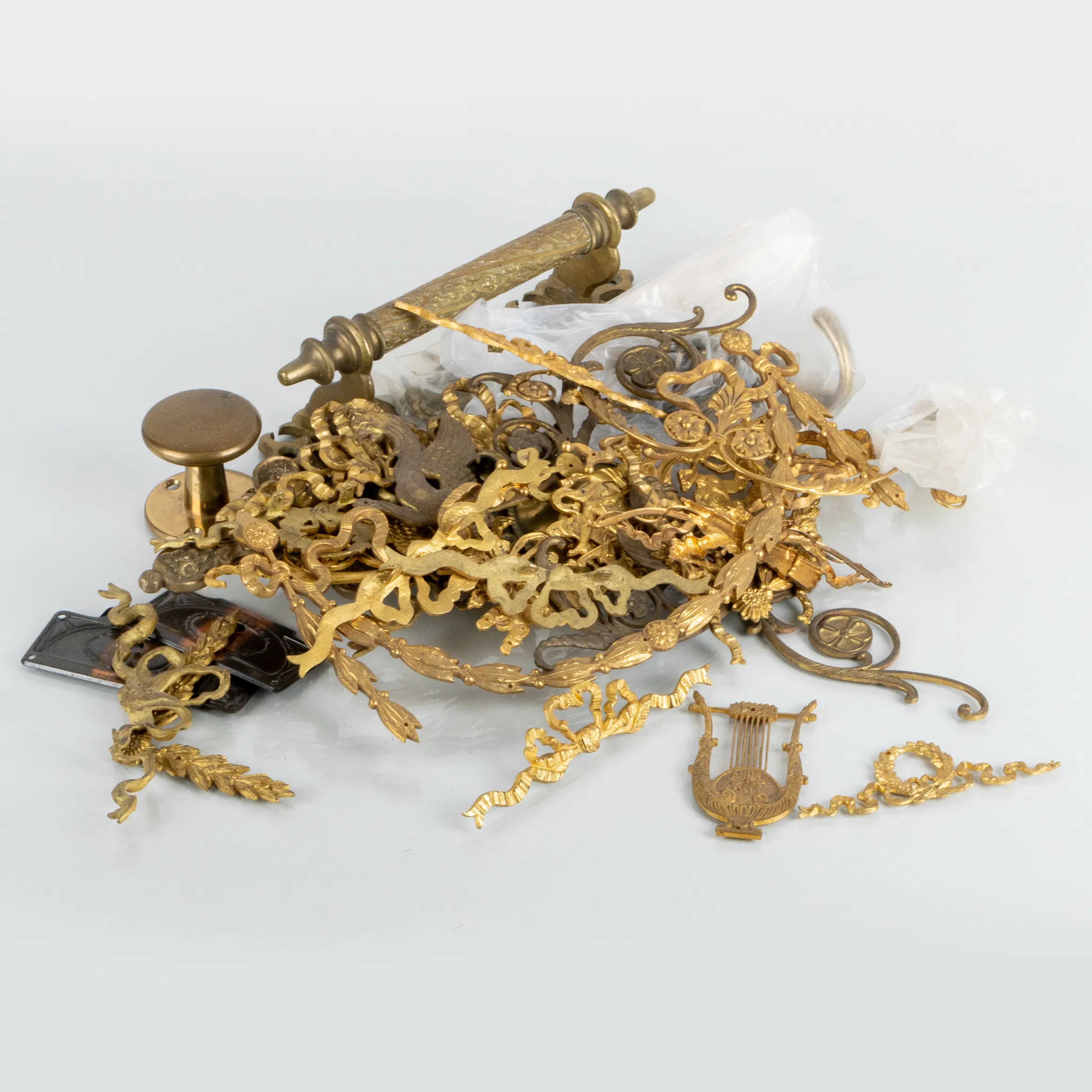 COLECCIÓN DE HERRAJES Y MOLDURAS, 30 piezas, latón, siglos XIX/XIX