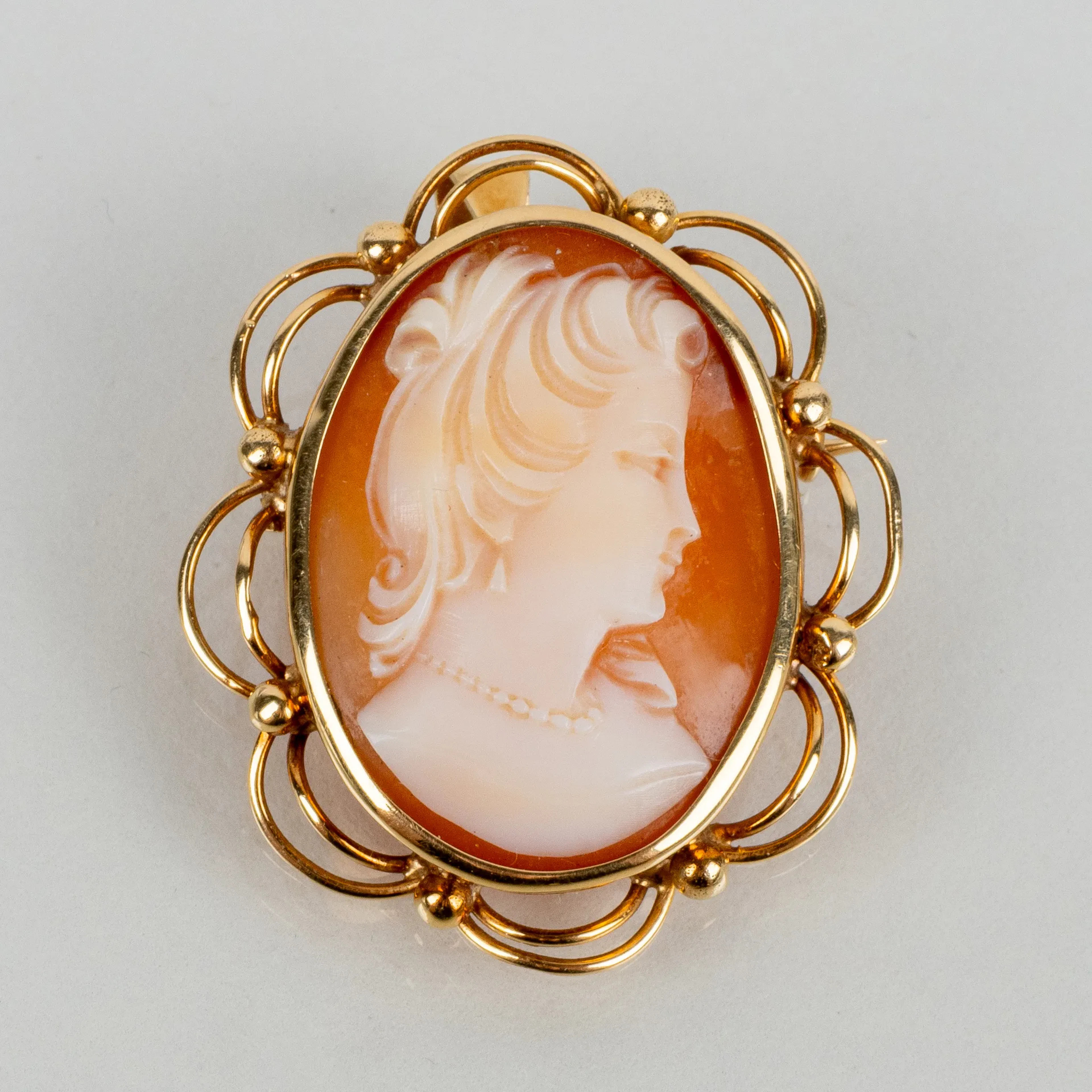 BROCHE / COLGANTE, cameo de conchas marinas, oro 18 quilates