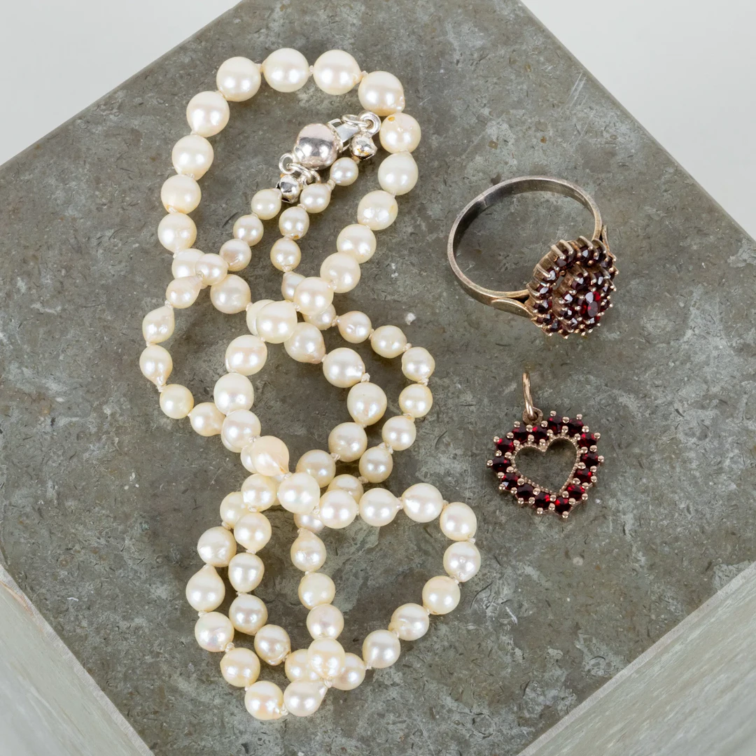 COLLIER, RING AND PENDANT, with cultured beads and garnets, 1900s/2000s
