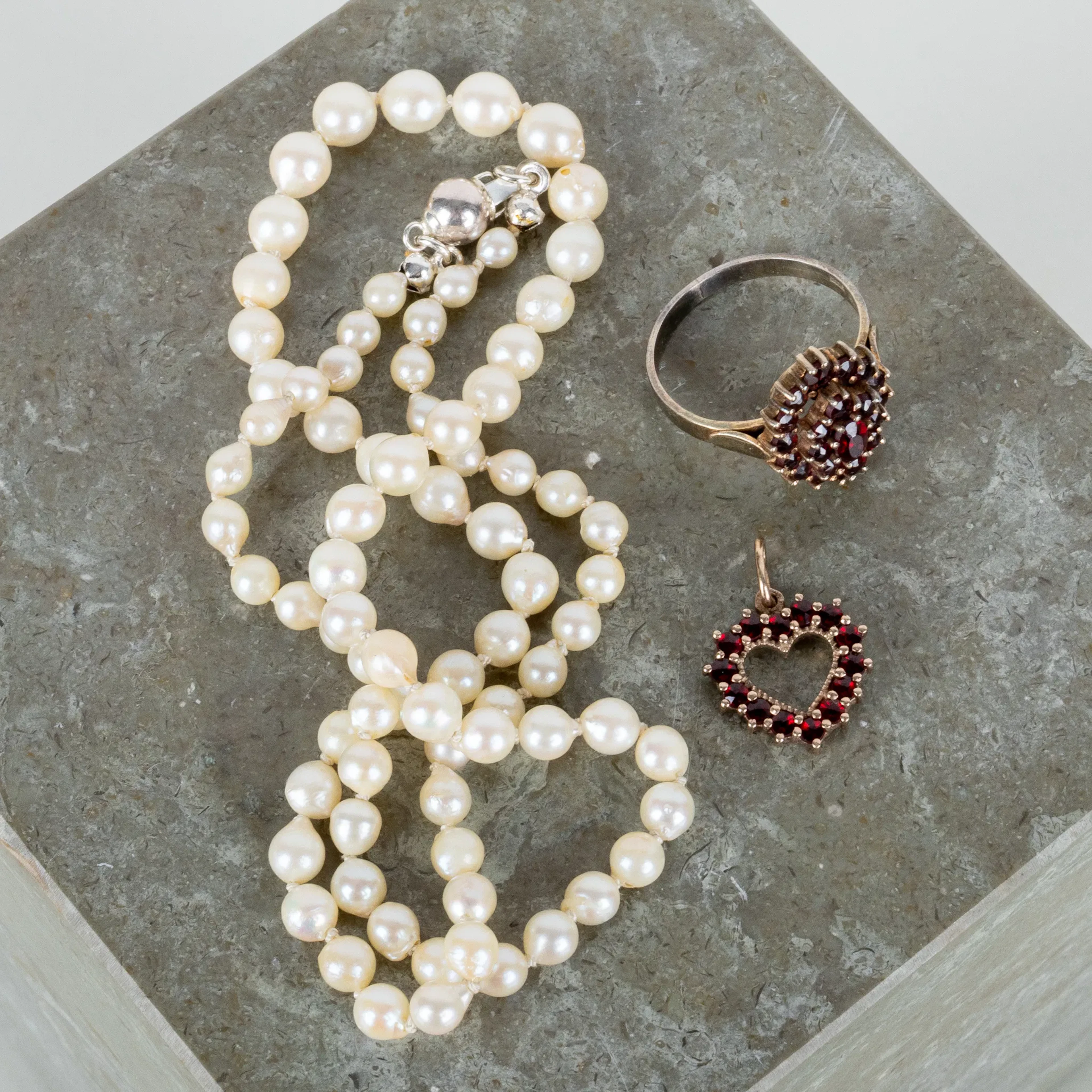 COLLIER, RING AND PENDANT, with cultured beads and garnets, 1900s/2000s