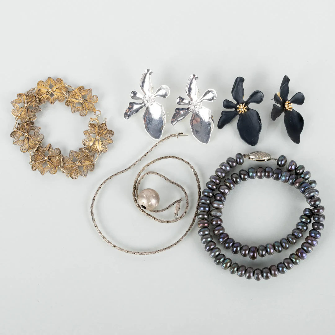 COLECCIÓN DE JOYAS, INCLUYENDO COLLARES DE PERLAS, COLLARES, PULSERAS Y PENDIENTES