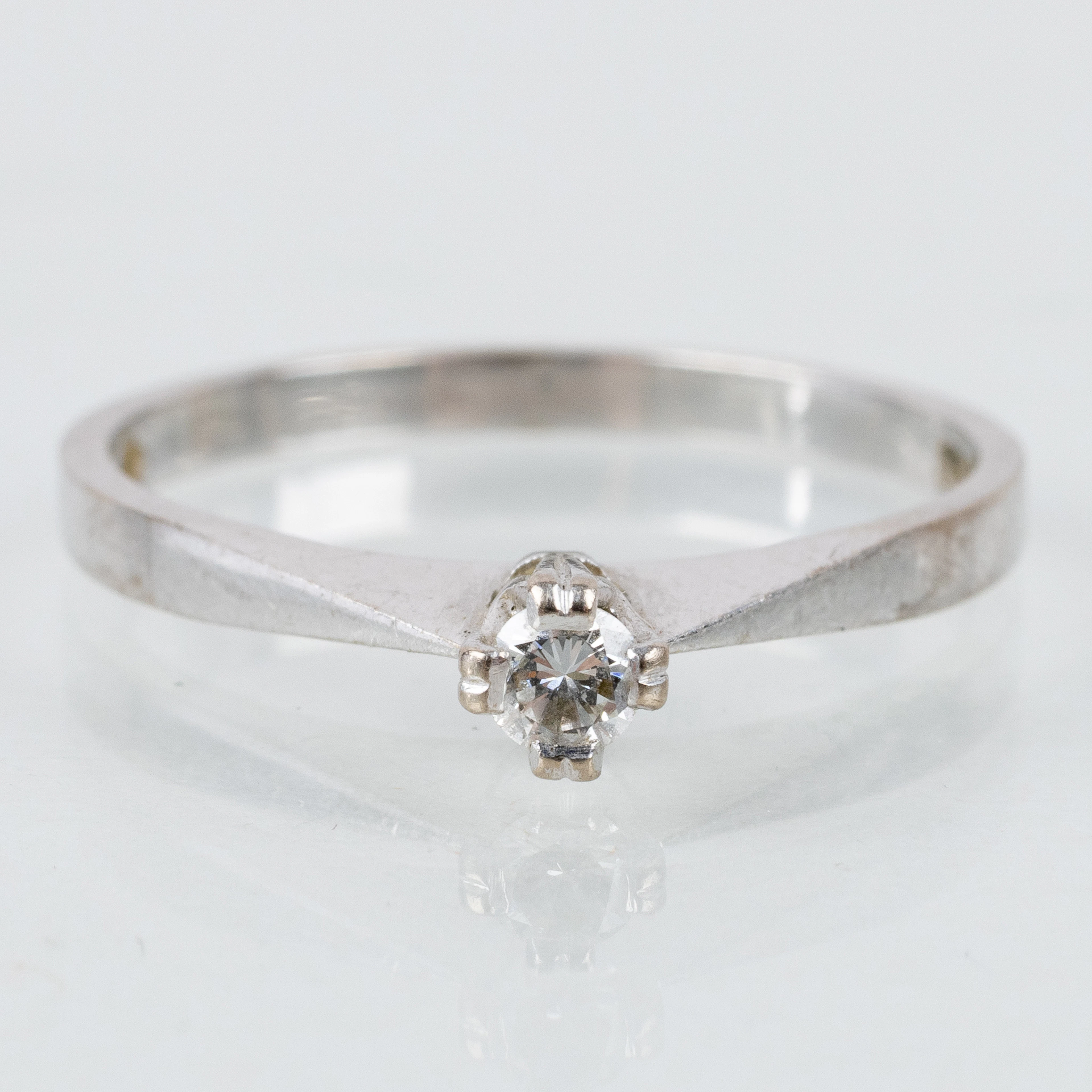 ANILLO DE PIEDRA ÚNICA, oro blanco de 18 quilates, con diamante tallado brillante aproximadamente 0,09 ct