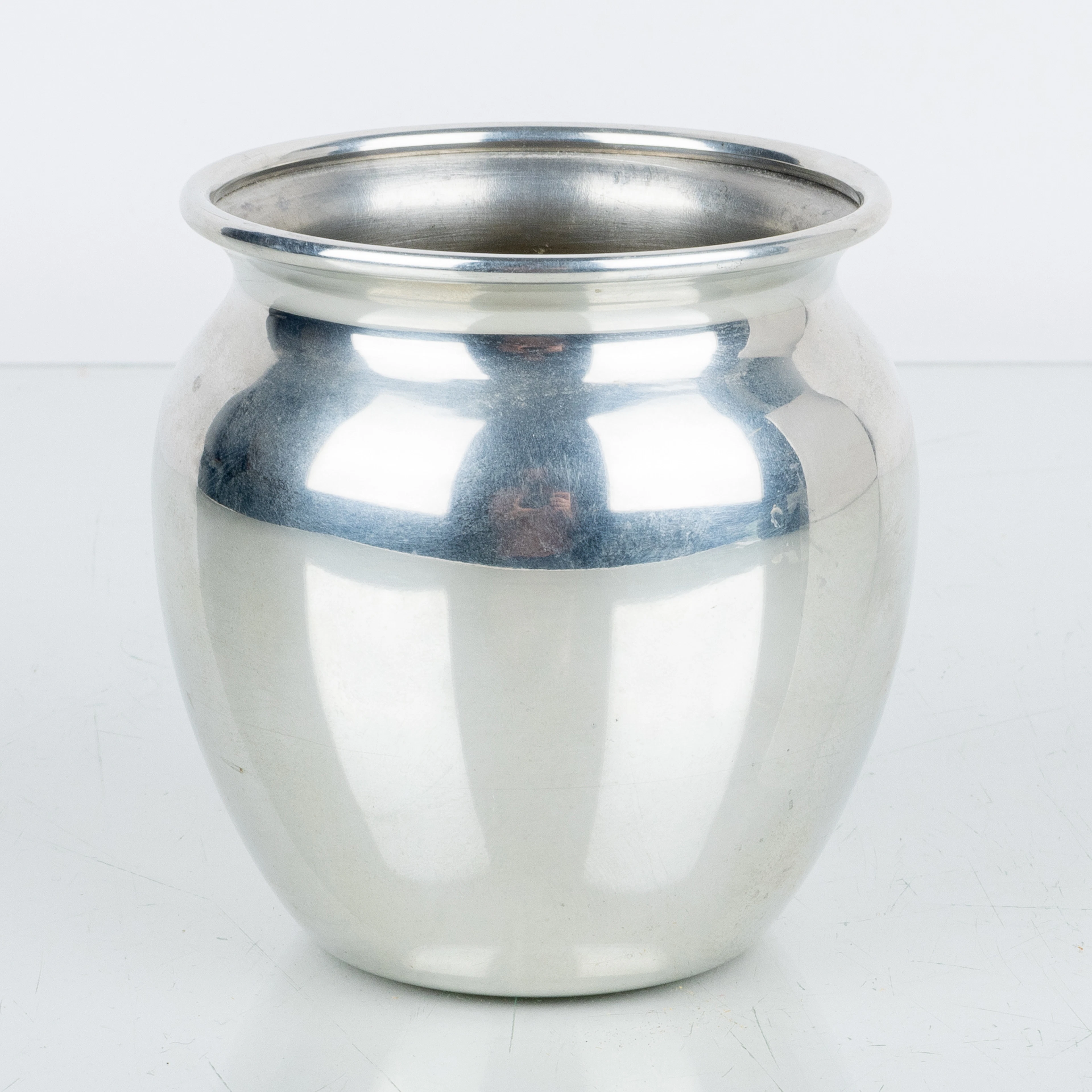 Un vase en verre en étain Estrid Ericson « Syltkrukan », Firma Svenskt Tenn 1981