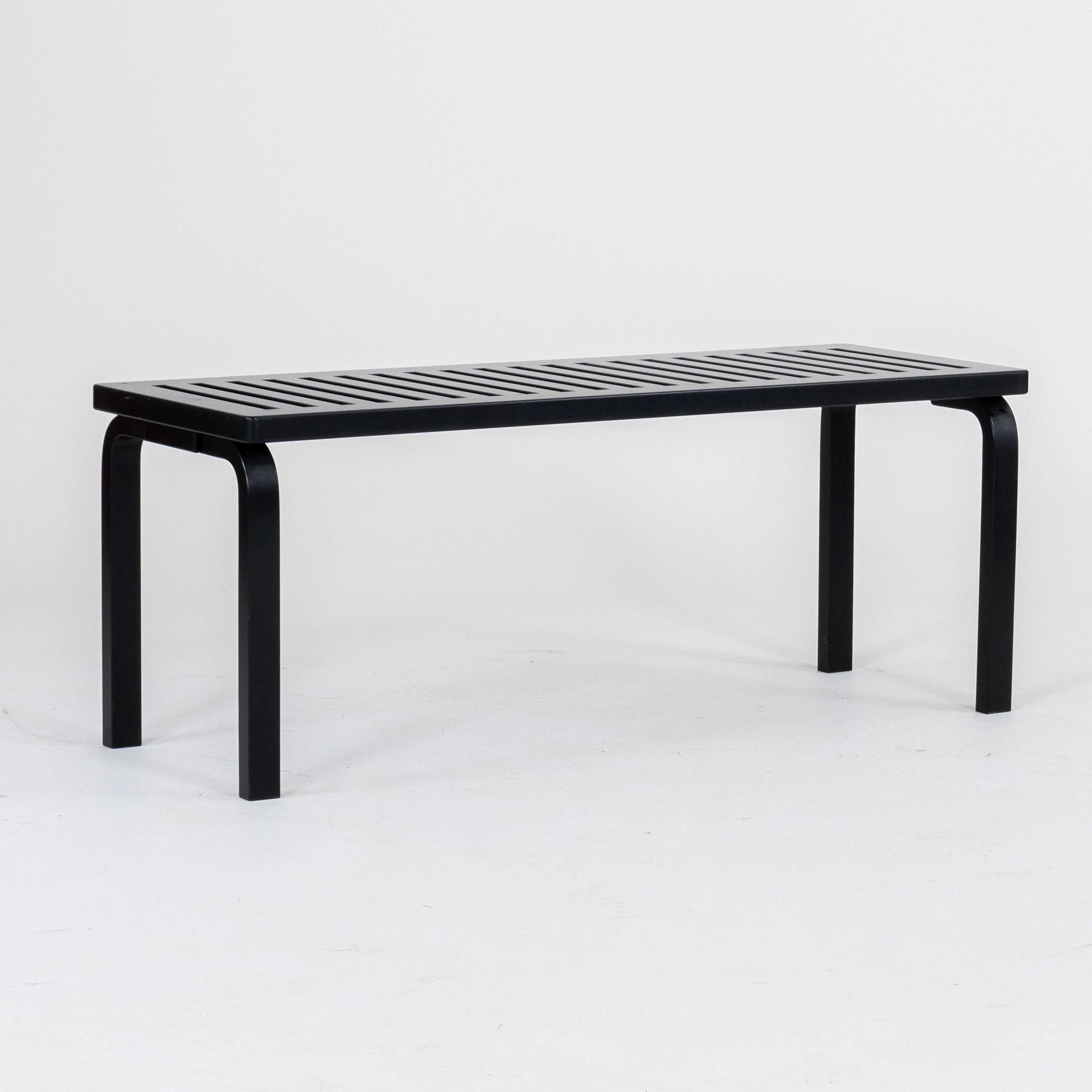 ALVAR AALTO, una panchina, "153A" Artek, contemporanea