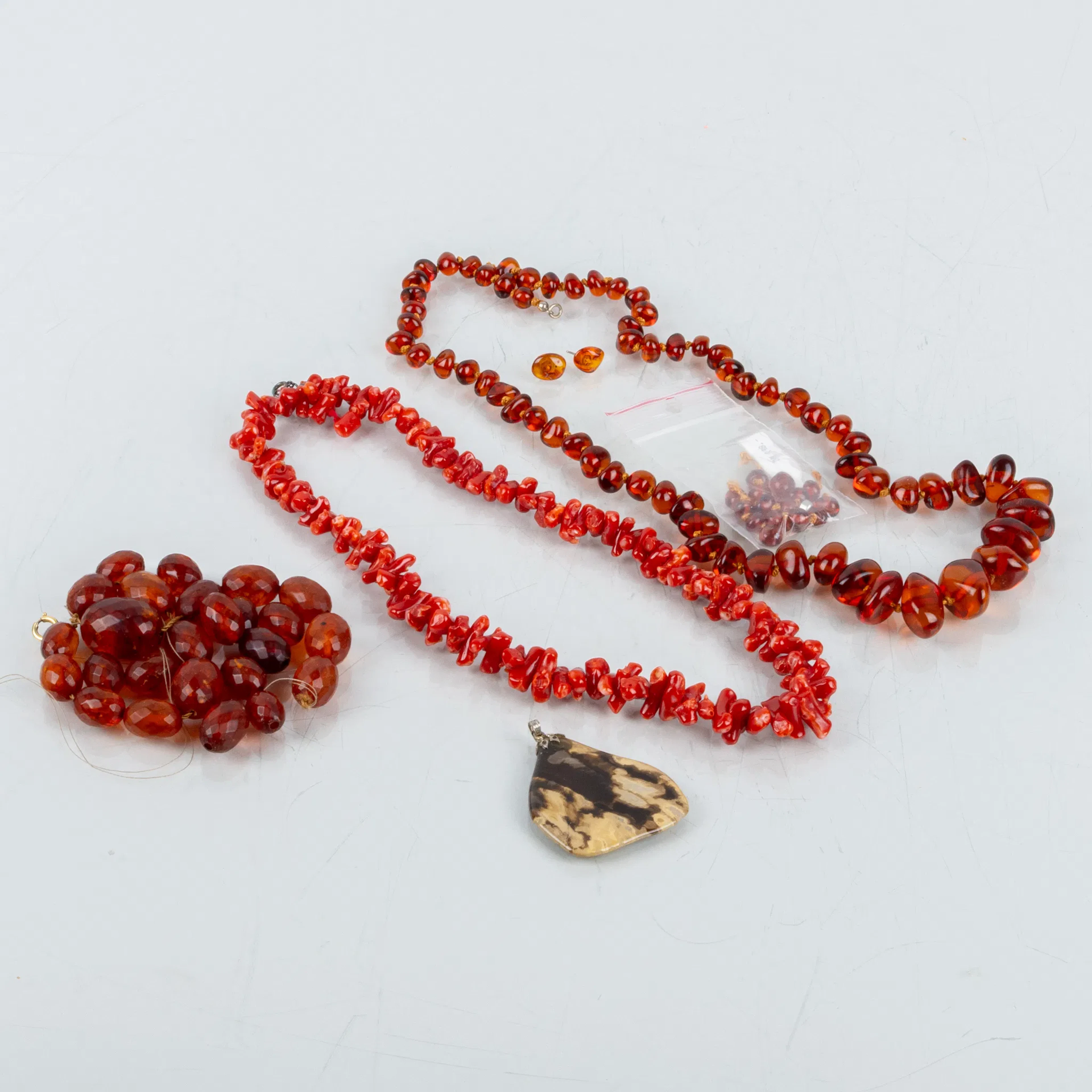 COLLIER Y PENDANT, ámbar y coral, mayormente a mediados del siglo XX