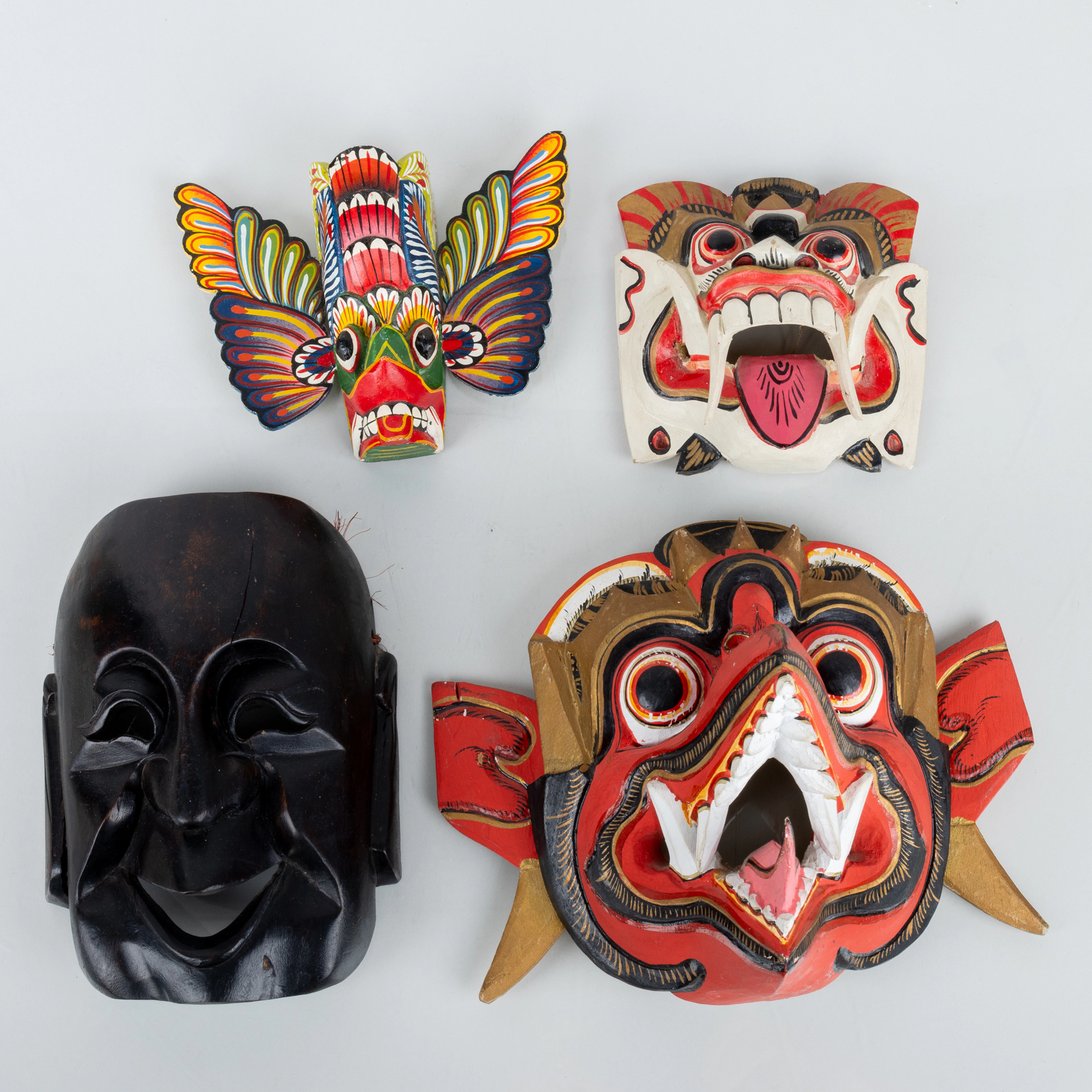 FIGURAS DE PARED, 4 piezas, madera tallada, siglo XX