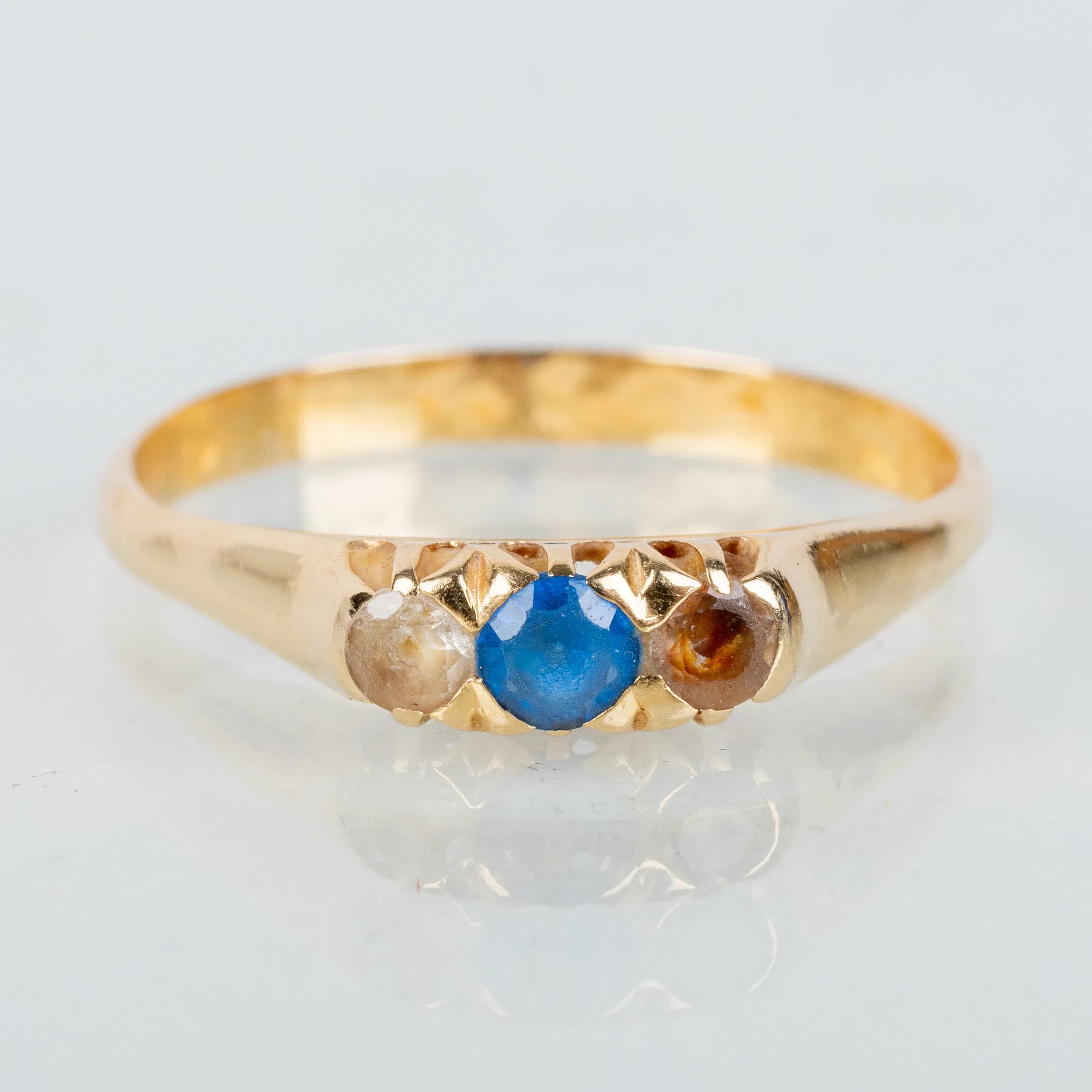 RING, 18k gold, with blue and white stones, mid-1900s, Swedish stamps CFG