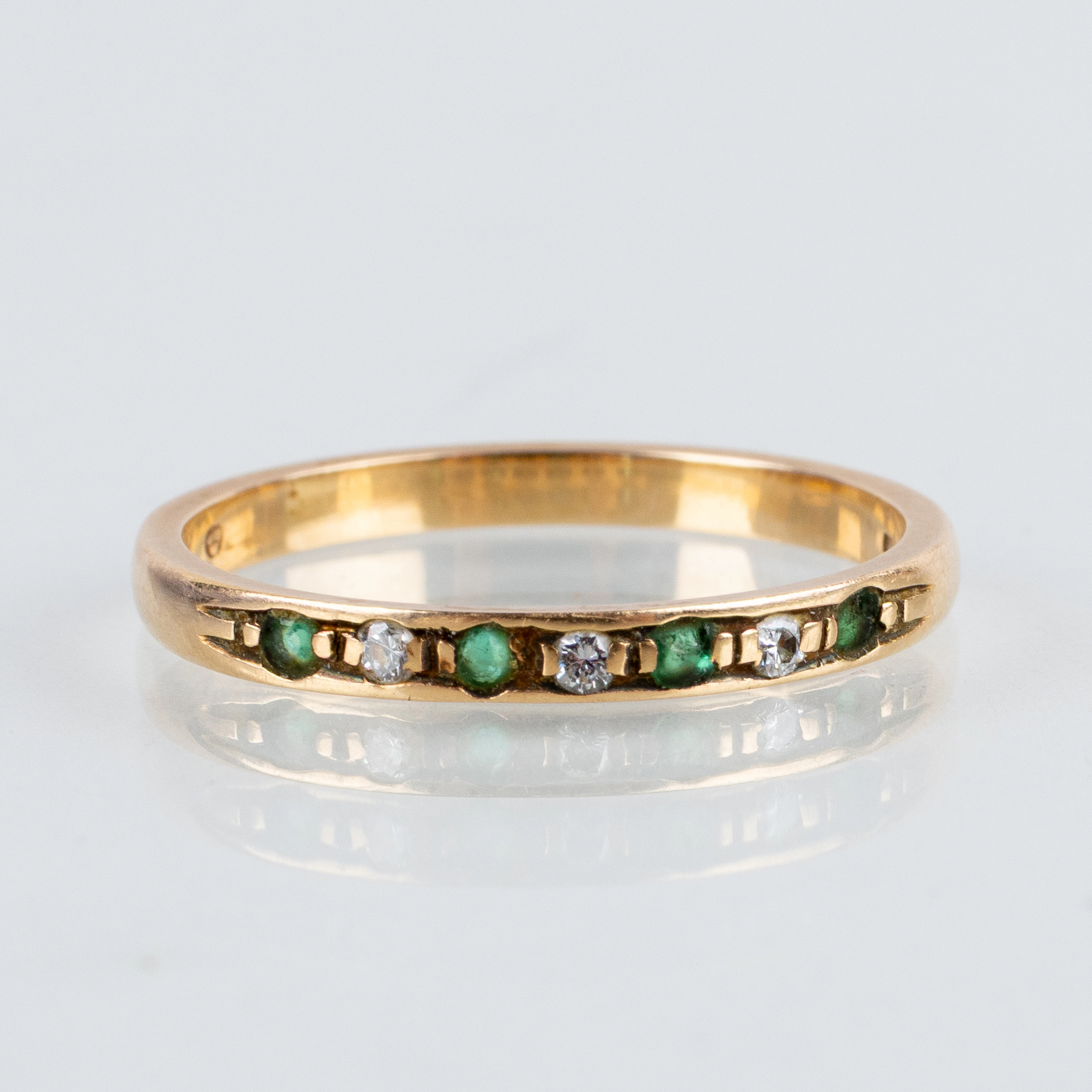 ANILLO, oro de 18 quilates con diamantes y esmeraldas