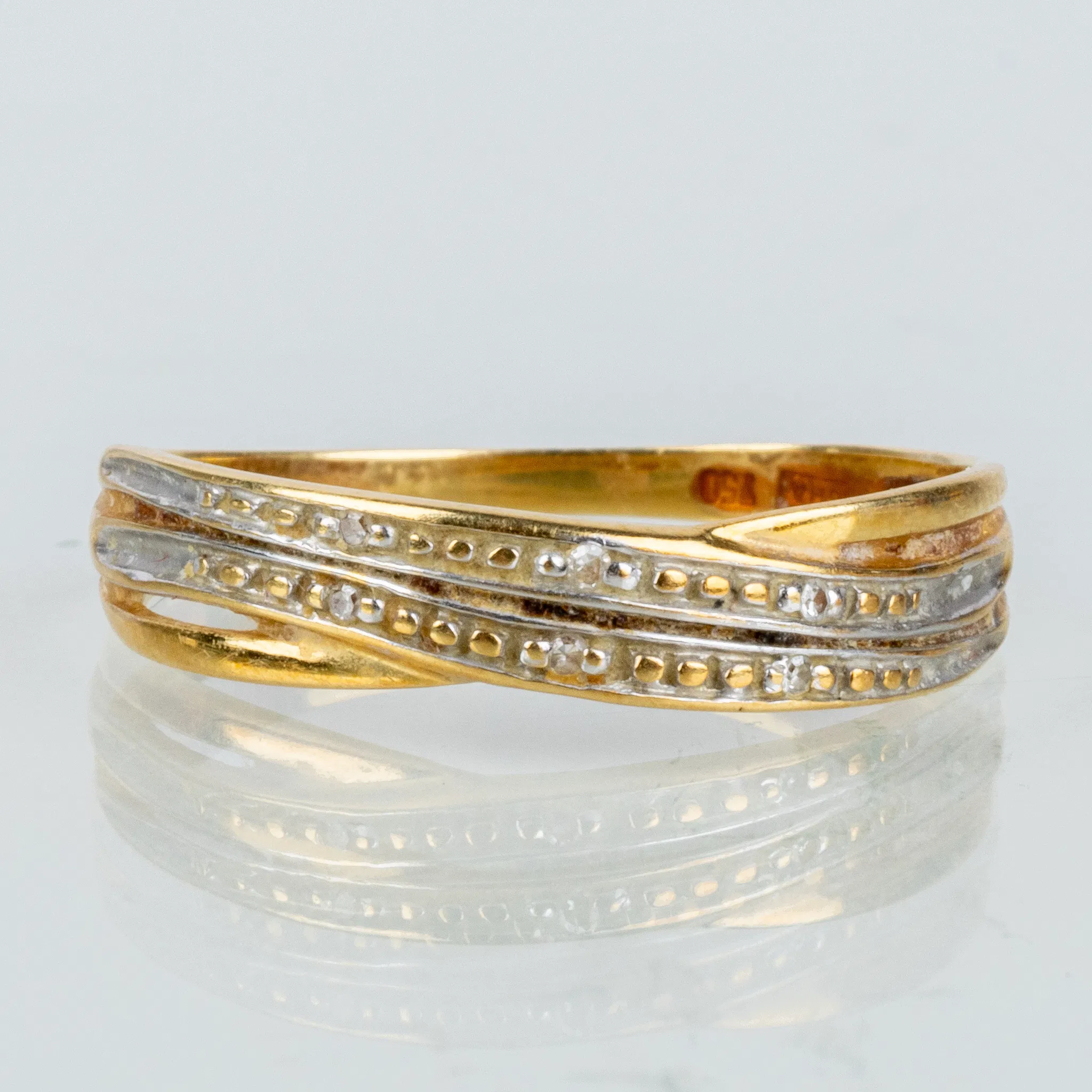 ANELLO, oro bicolore 18k, con 6 diamanti più piccoli