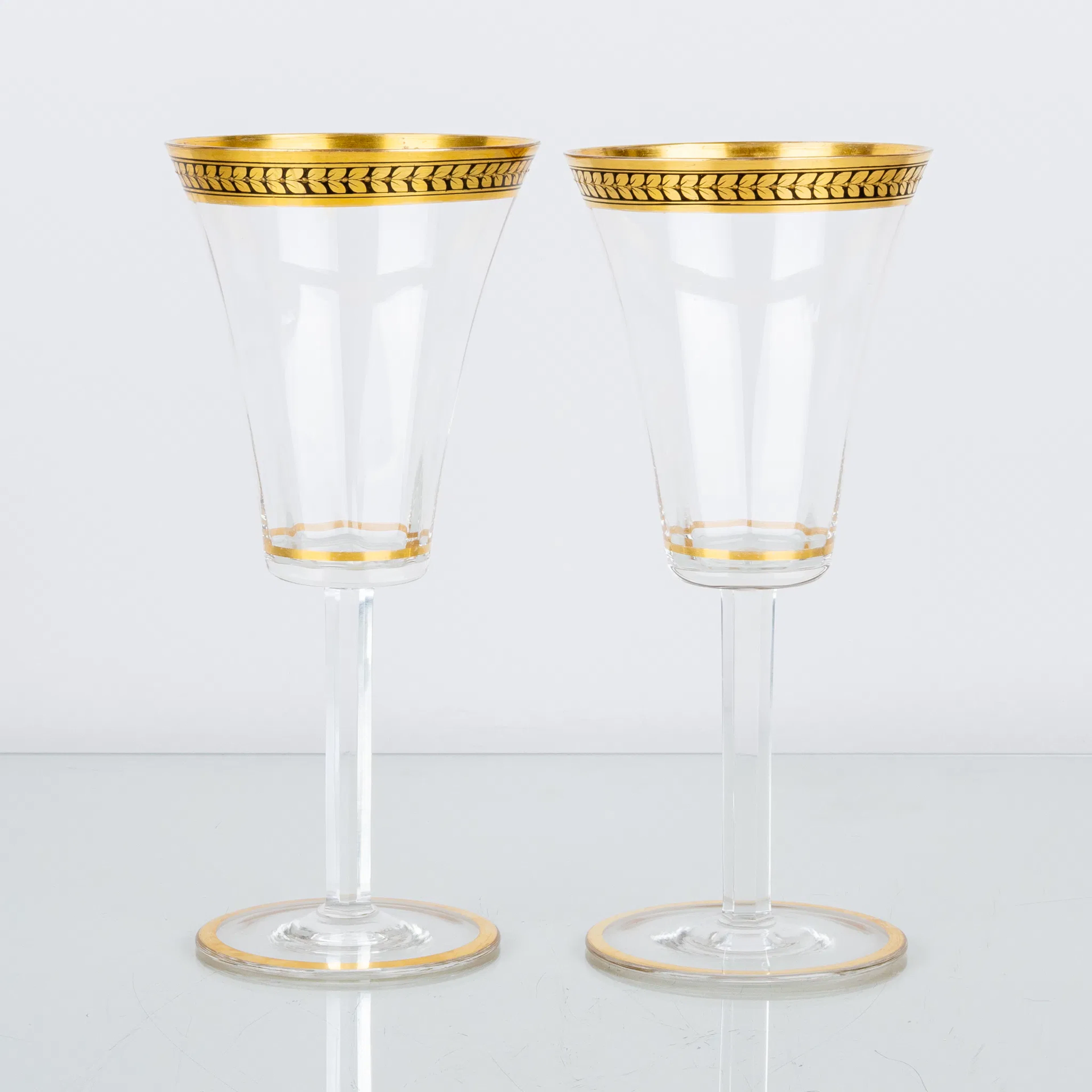 COPAS DE VINO, 2 piezas, vidrio, decoración dorada, probablemente del siglo XX