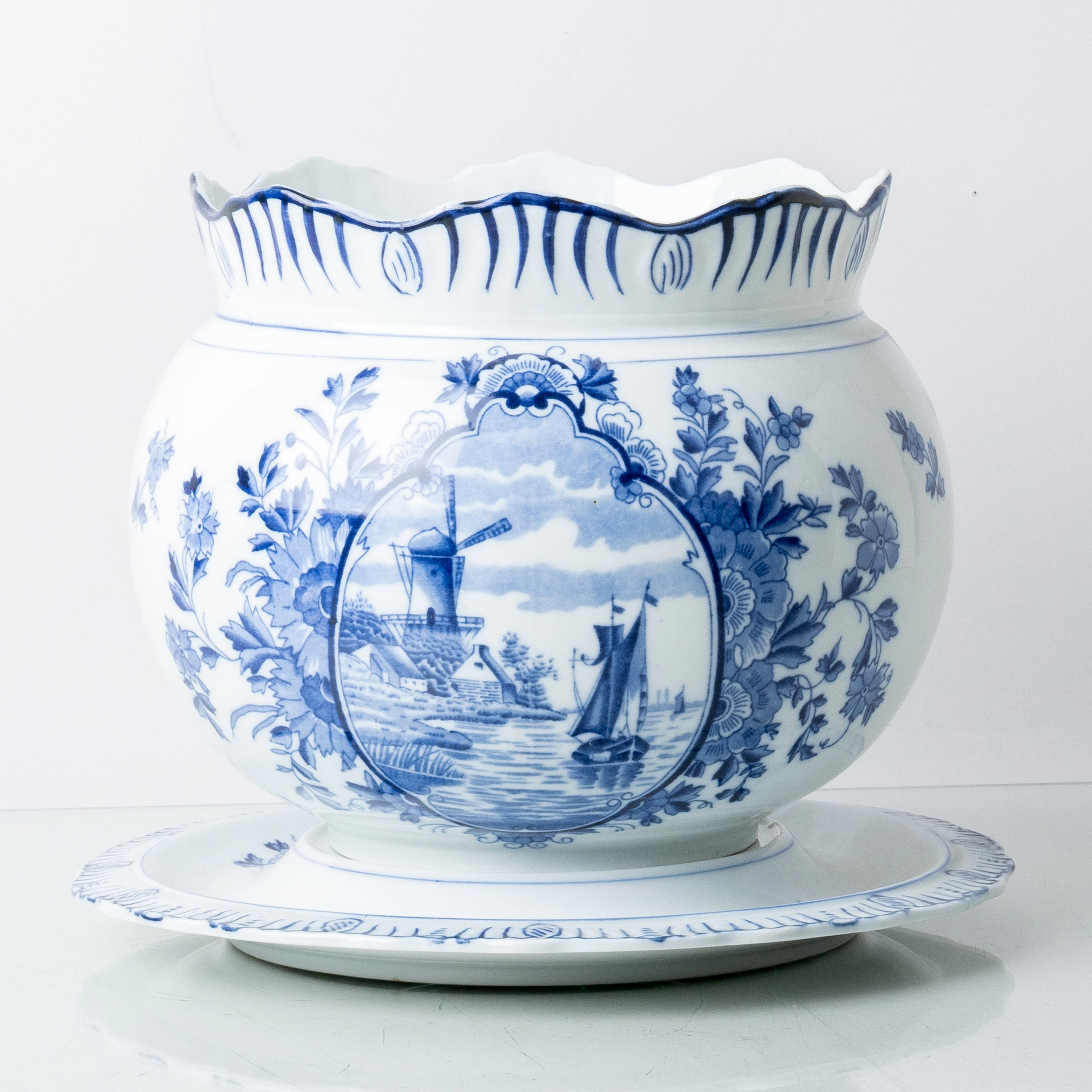 DOUBLURE EXTÉRIEURE AVEC SOUCOUPE, porcelaine, Delft, Hollande, milieu des années 1900