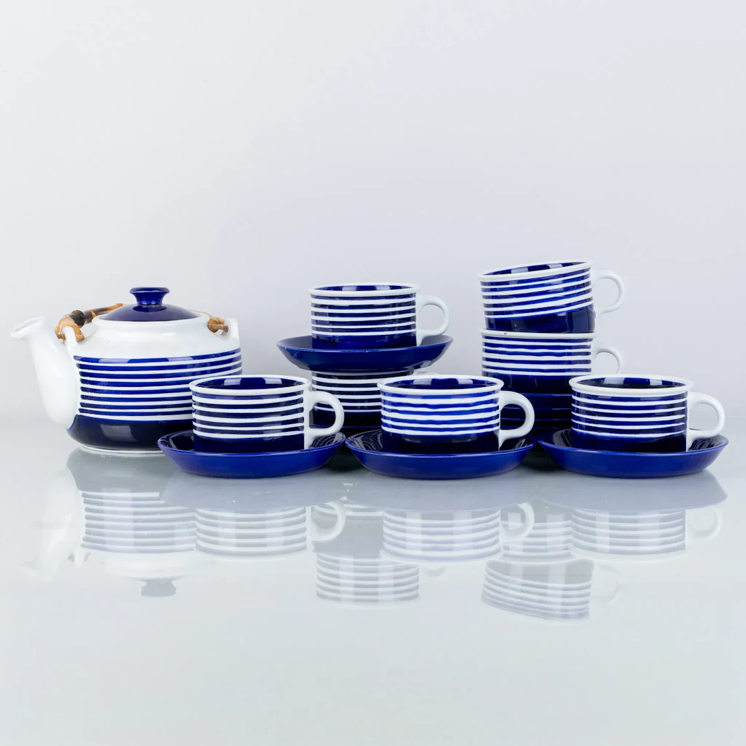 KERSTIN BJÖRQUIST, un montaje de porcelana de porcelana de 10 piezas en "Cobalto", Gustavsberg