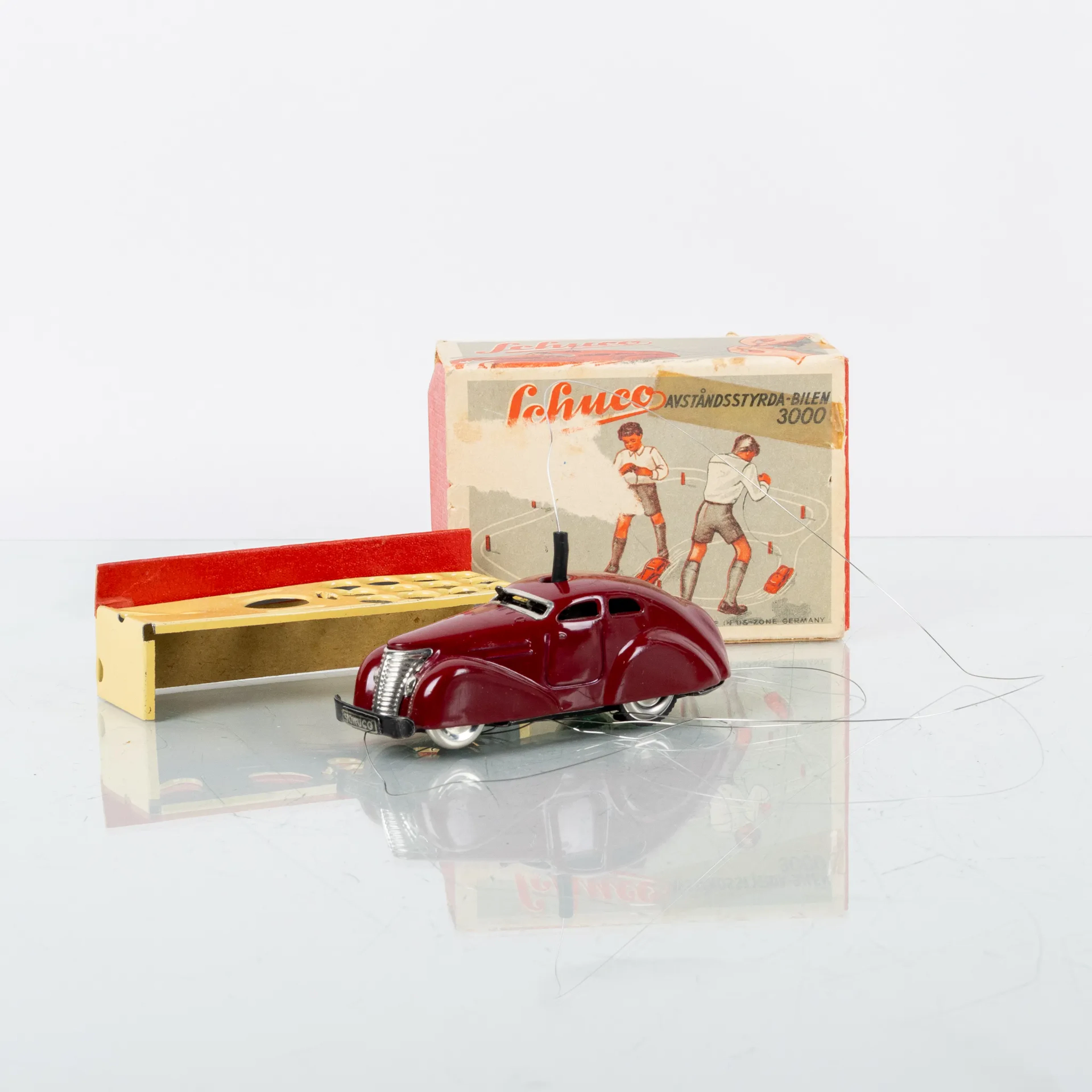 COCHE DE JUGUETE, chapa metálica, "coche teledirigido", Schuco, mediados del siglo XX