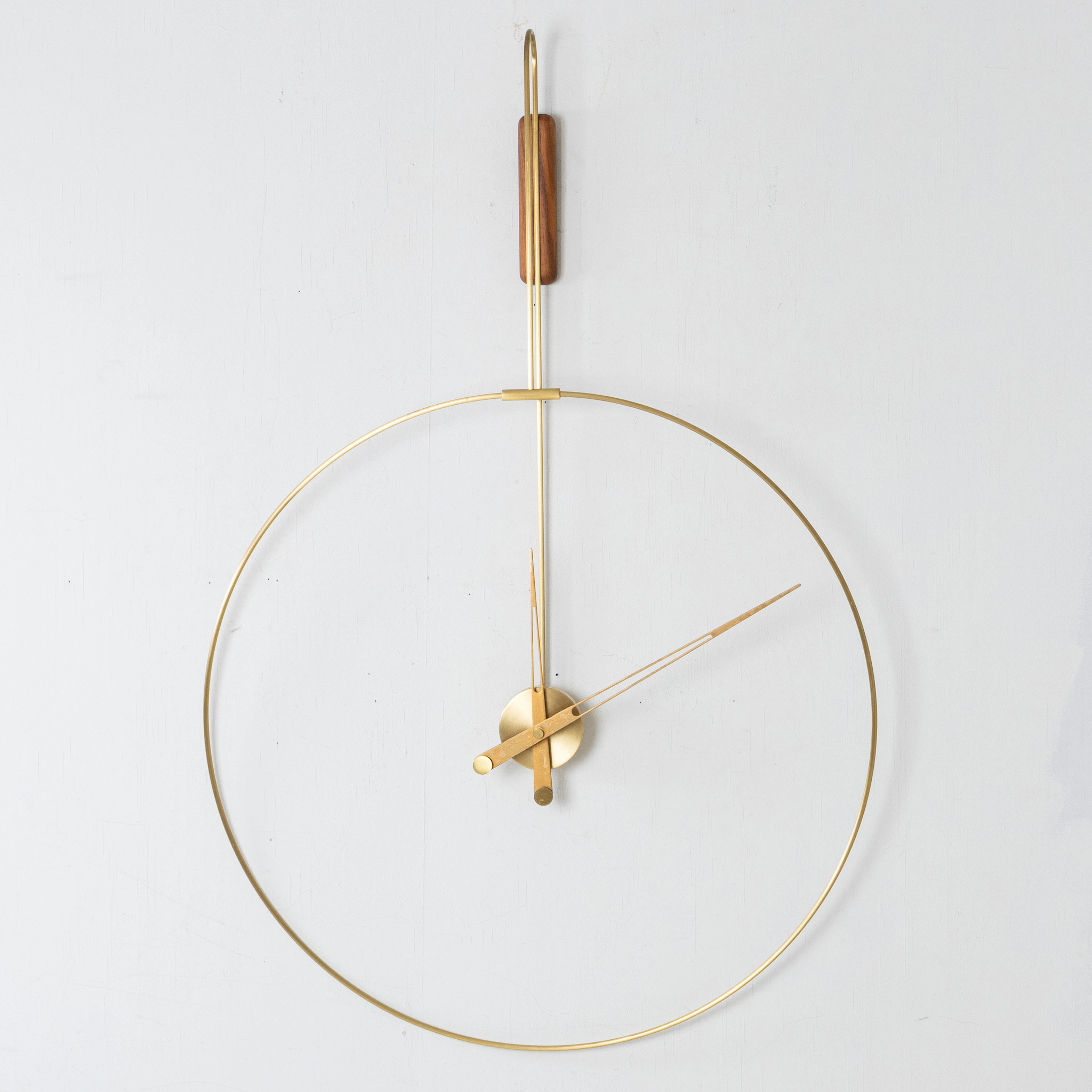 ANDRÉS MARTÍNEZ, un orologio da parete, ottone spazzolato e noce, "Micro daro clock"
