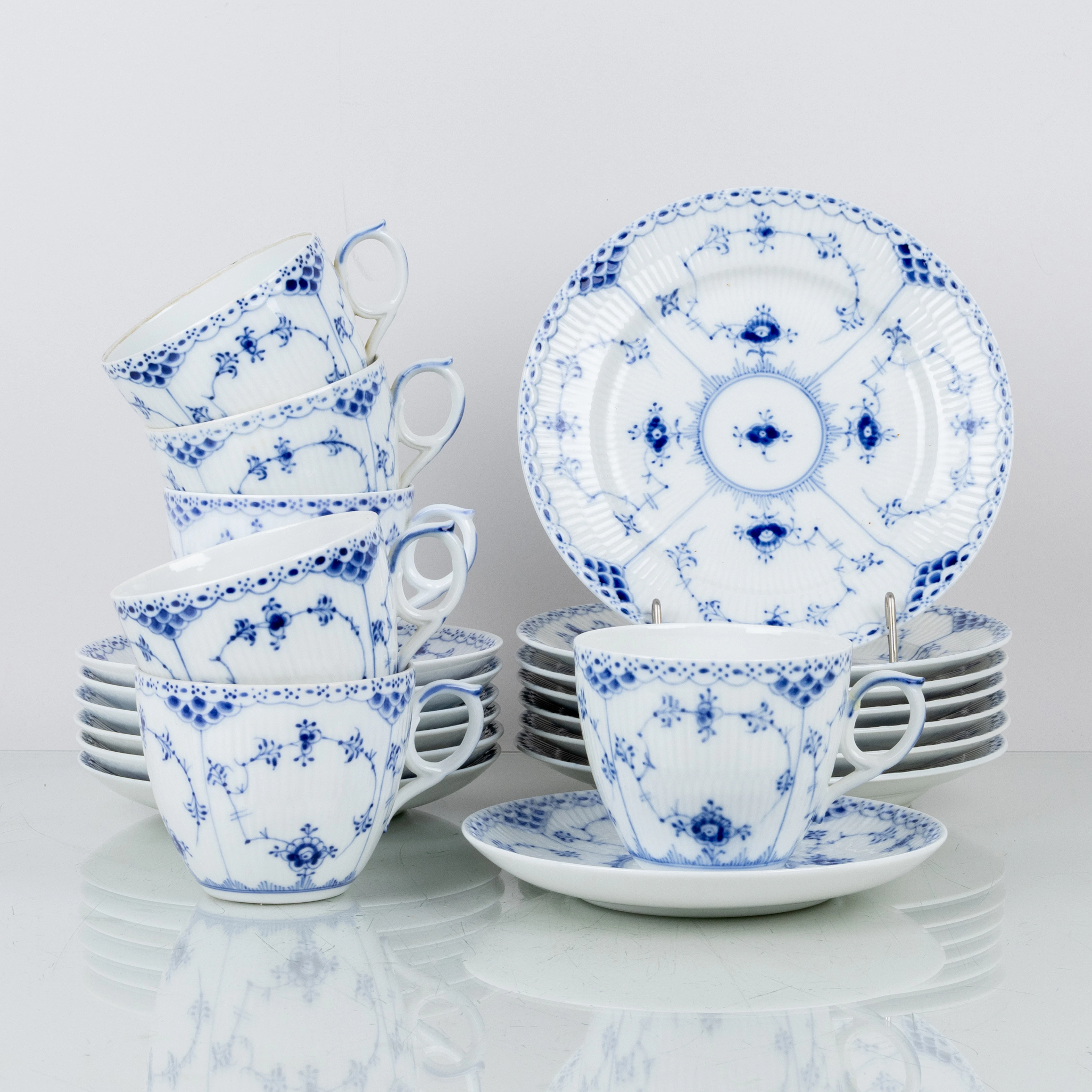 REAL COPENHAGUE, 6 tazas de chocolate con platillos y platos, porcelana