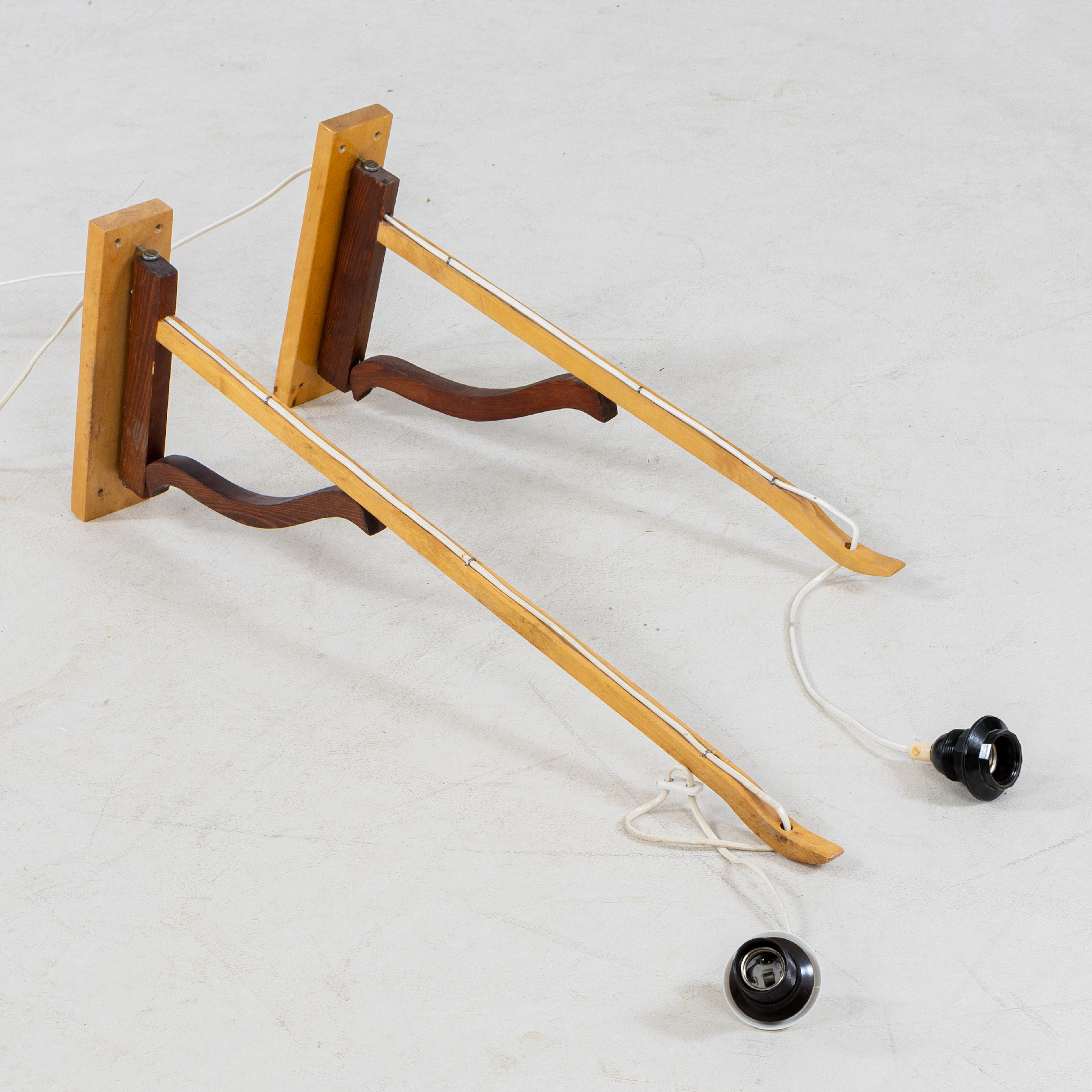 LÁMPARAS DE PARED, 2 piezas, madera, mediados del siglo XX