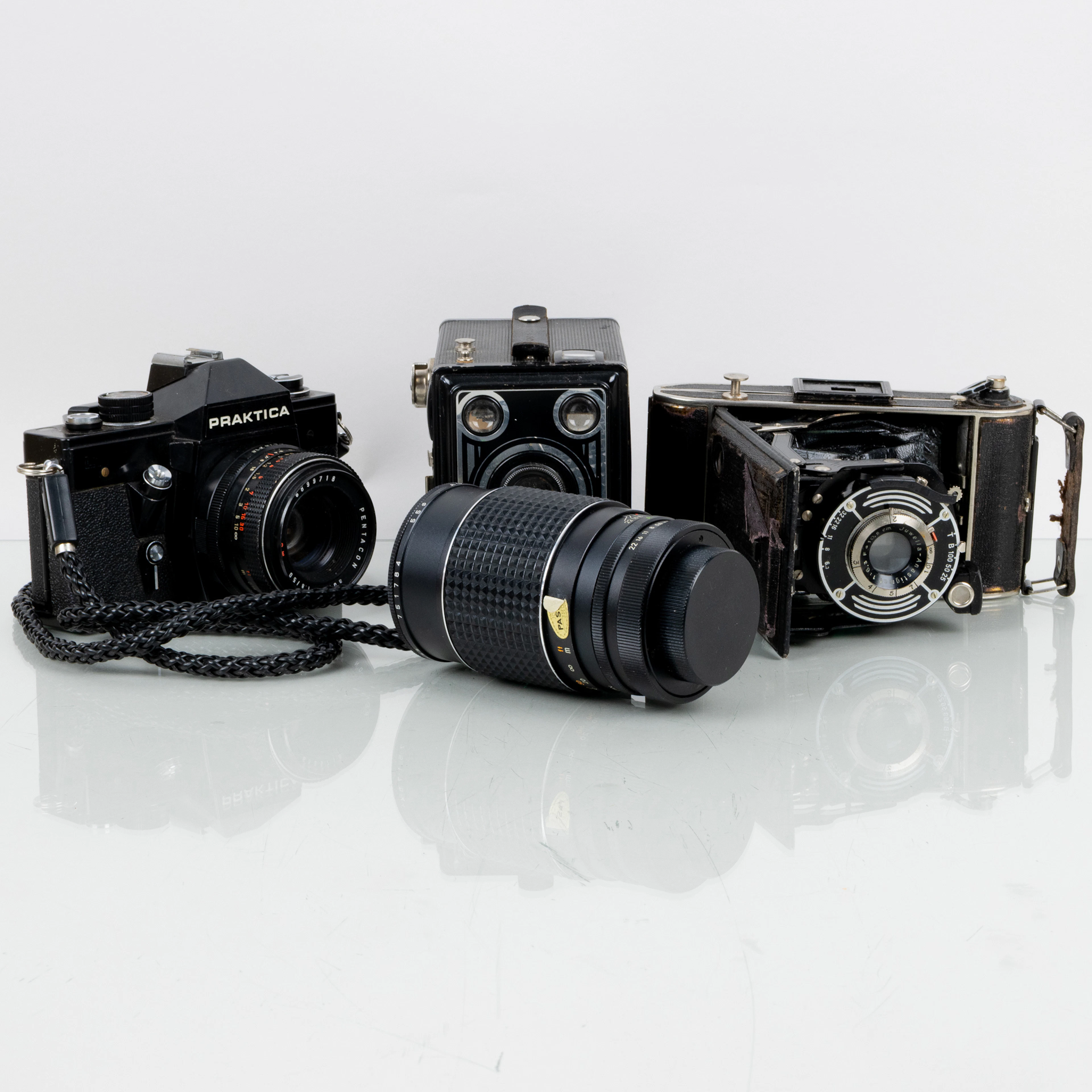 MACCHINE FOTOGRAFICHE, 3 pezzi, tra cui Praktica e Agfa, 1900