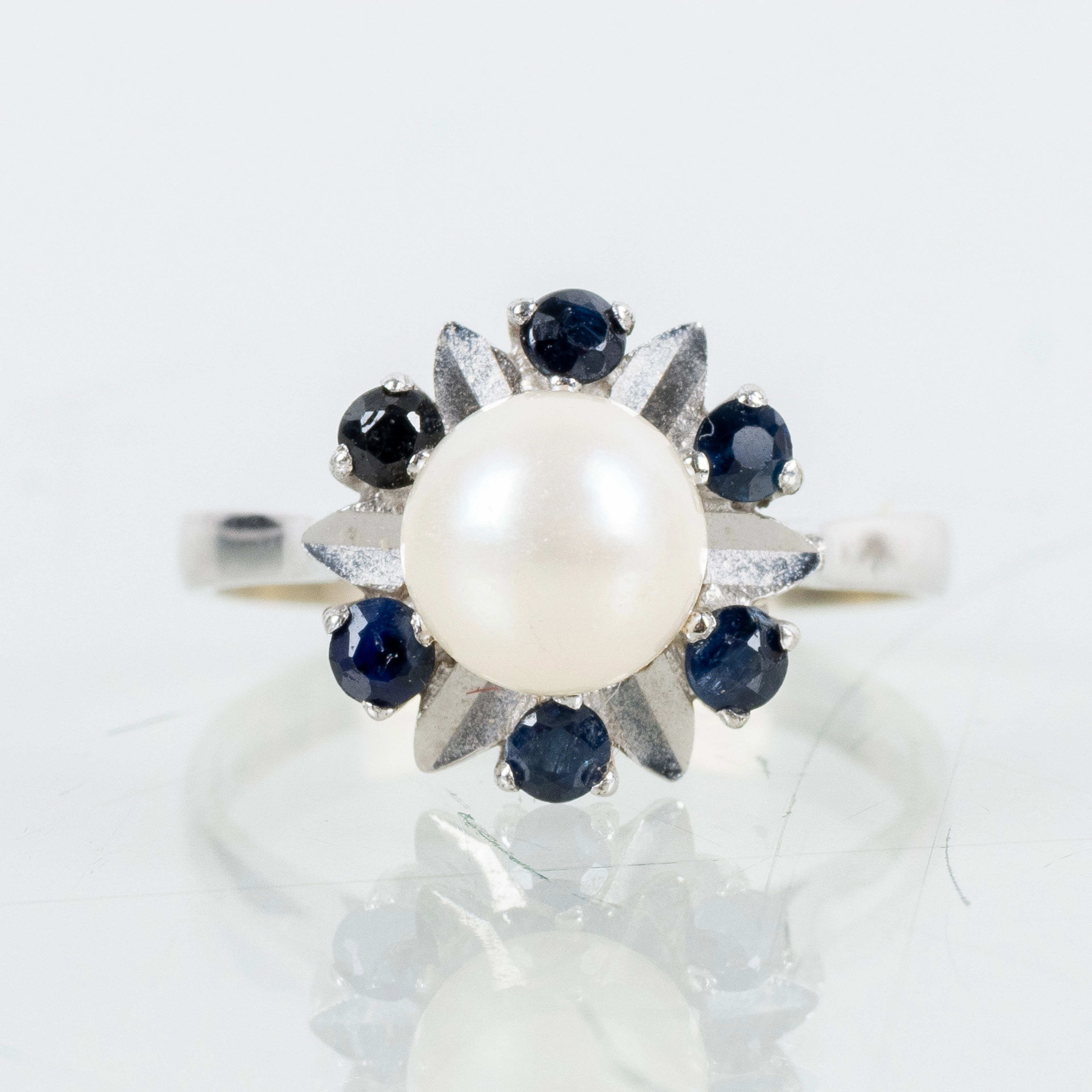 ANILLO, oro blanco de 18 quilates, con perla cultivada, peso aprox. 3,3 g