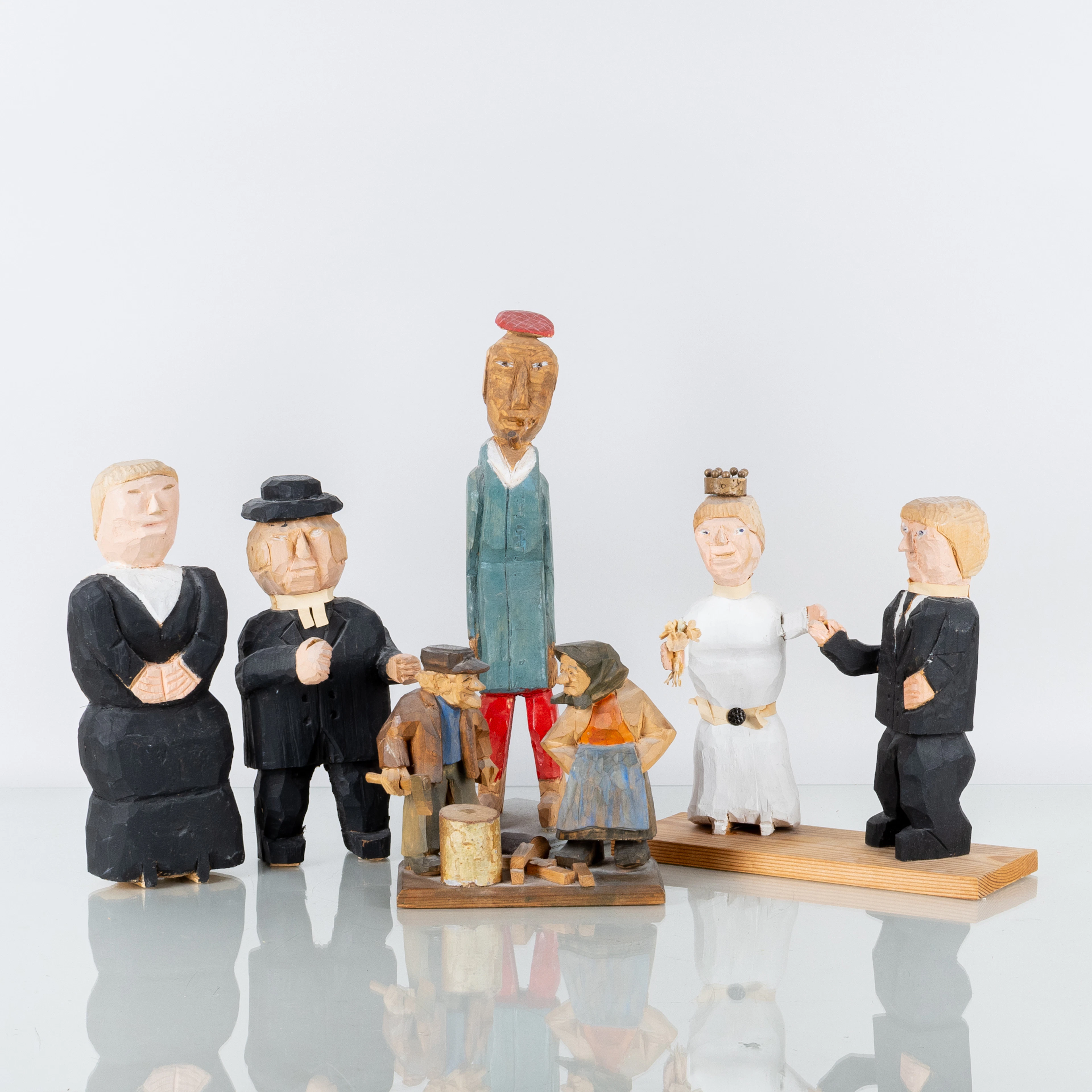 GRUPO DE FIGURAS, 5 piezas, madera tallada, años 1900