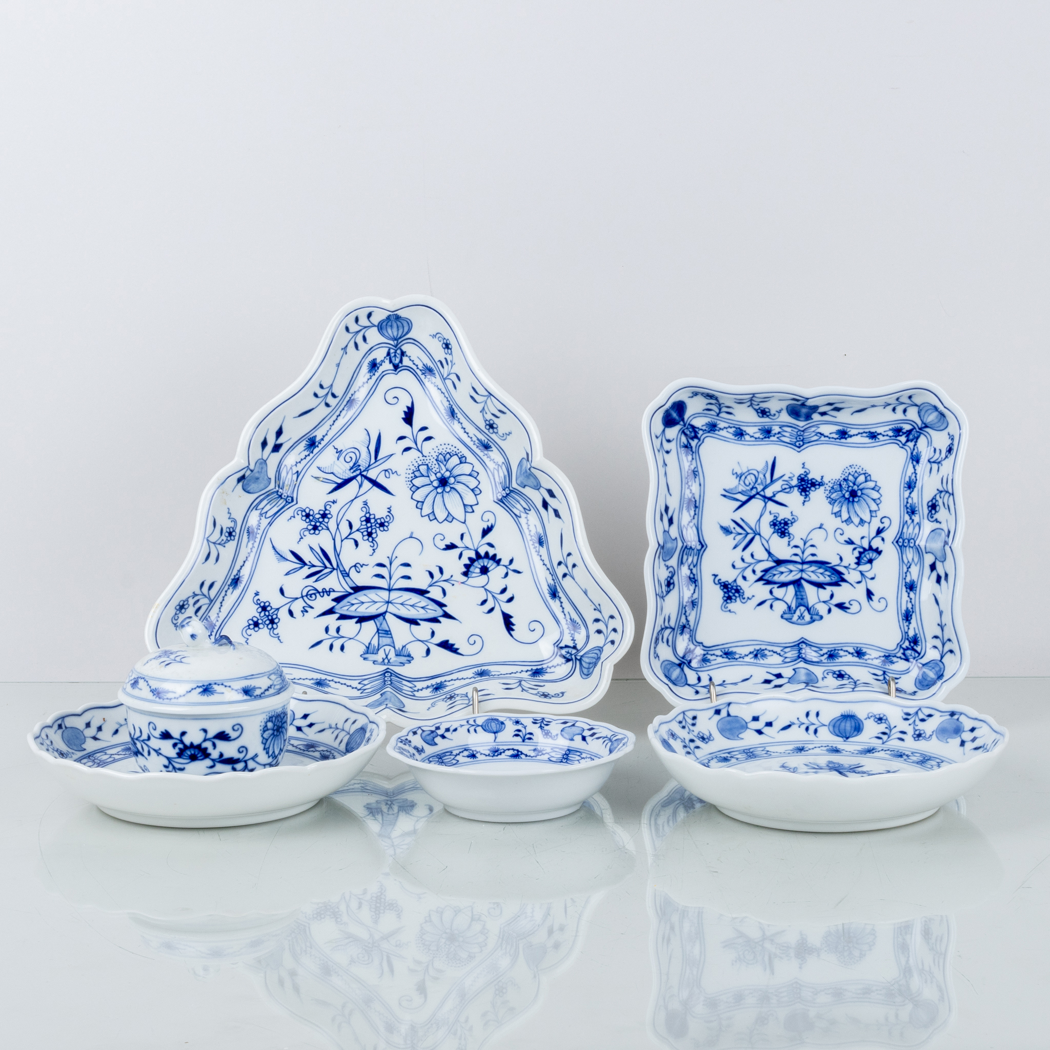 PIEZAS DE VAJILLA, 7 piezas, porcelana, patrón cebolla, Meissen, Alemania, 1900s