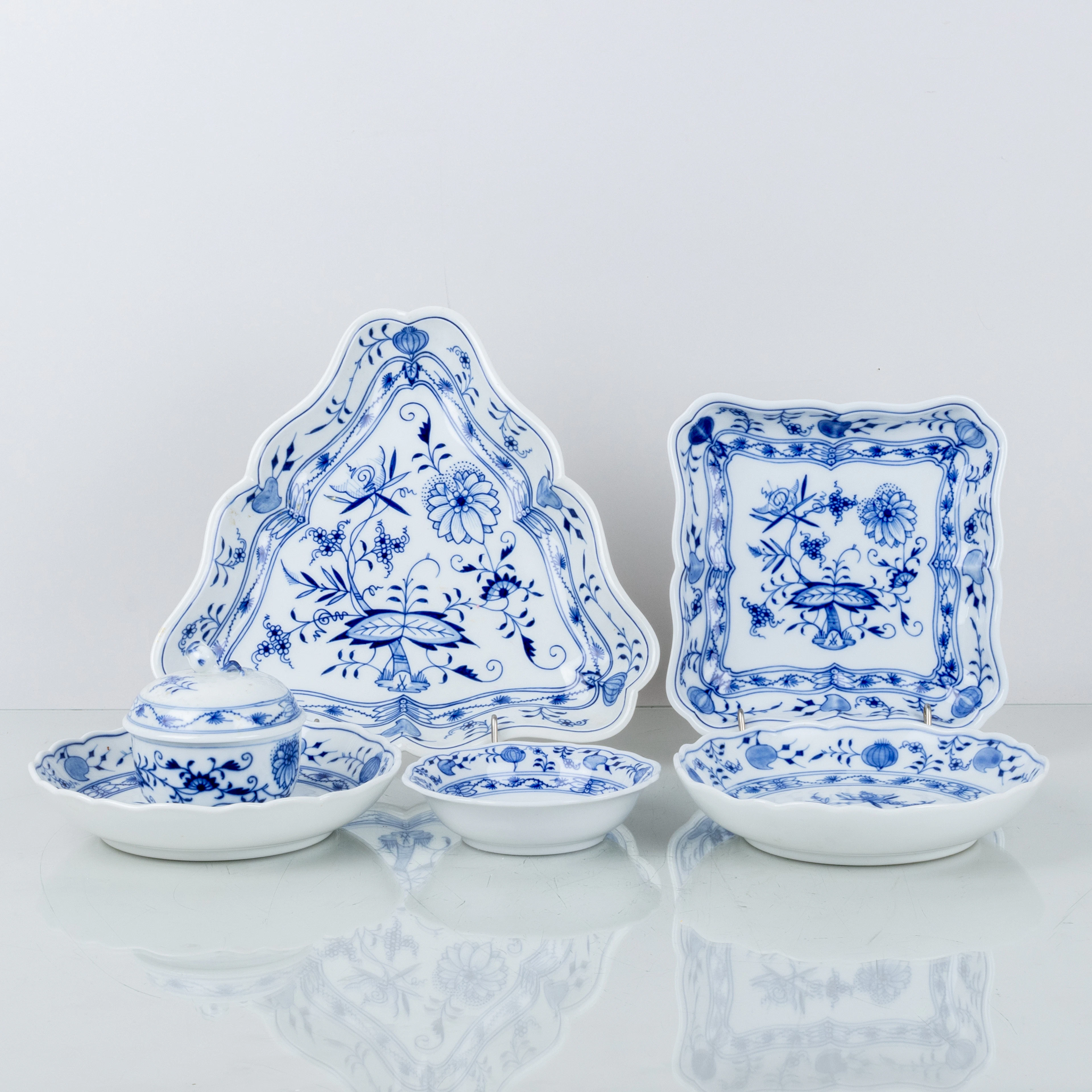TAFELGESCHIRRTEILE, 7 Stück, Porzellan, Zwiebelmuster, Meißen, Deutschland, 1900er Jahre