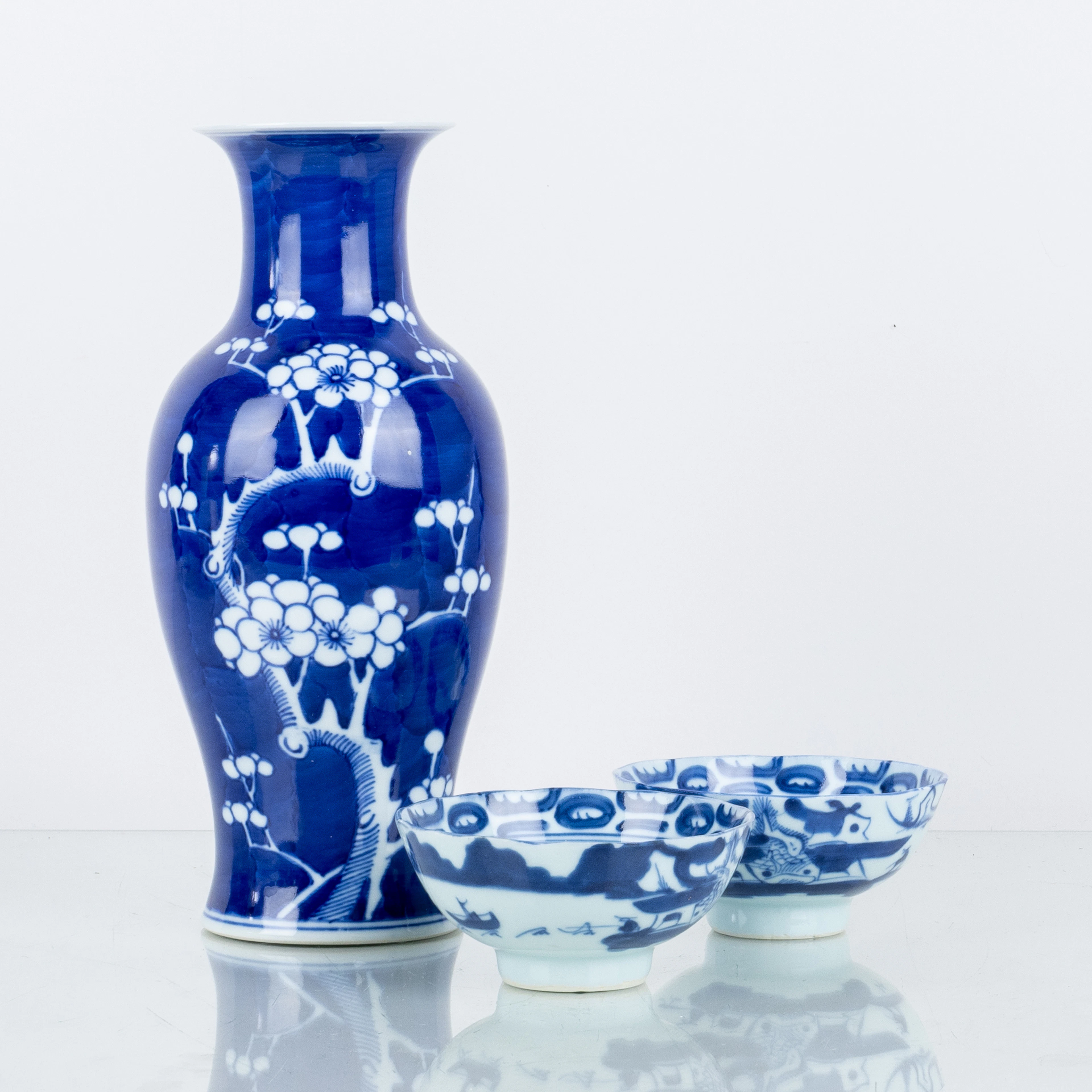 JARRÓN Y CUENCOS, 3 piezas, porcelana, China, 1900s