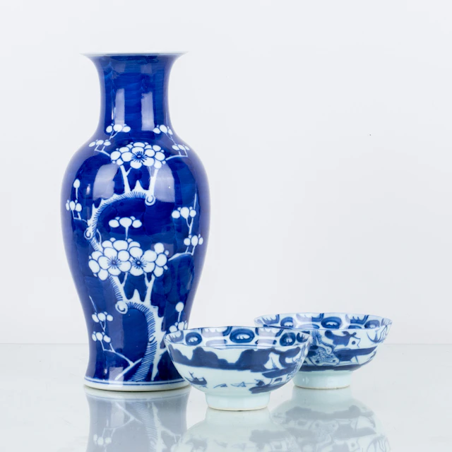 VASE UND SCHALEN, 3 Stücke, Porzellan, China, 1900er Jahre