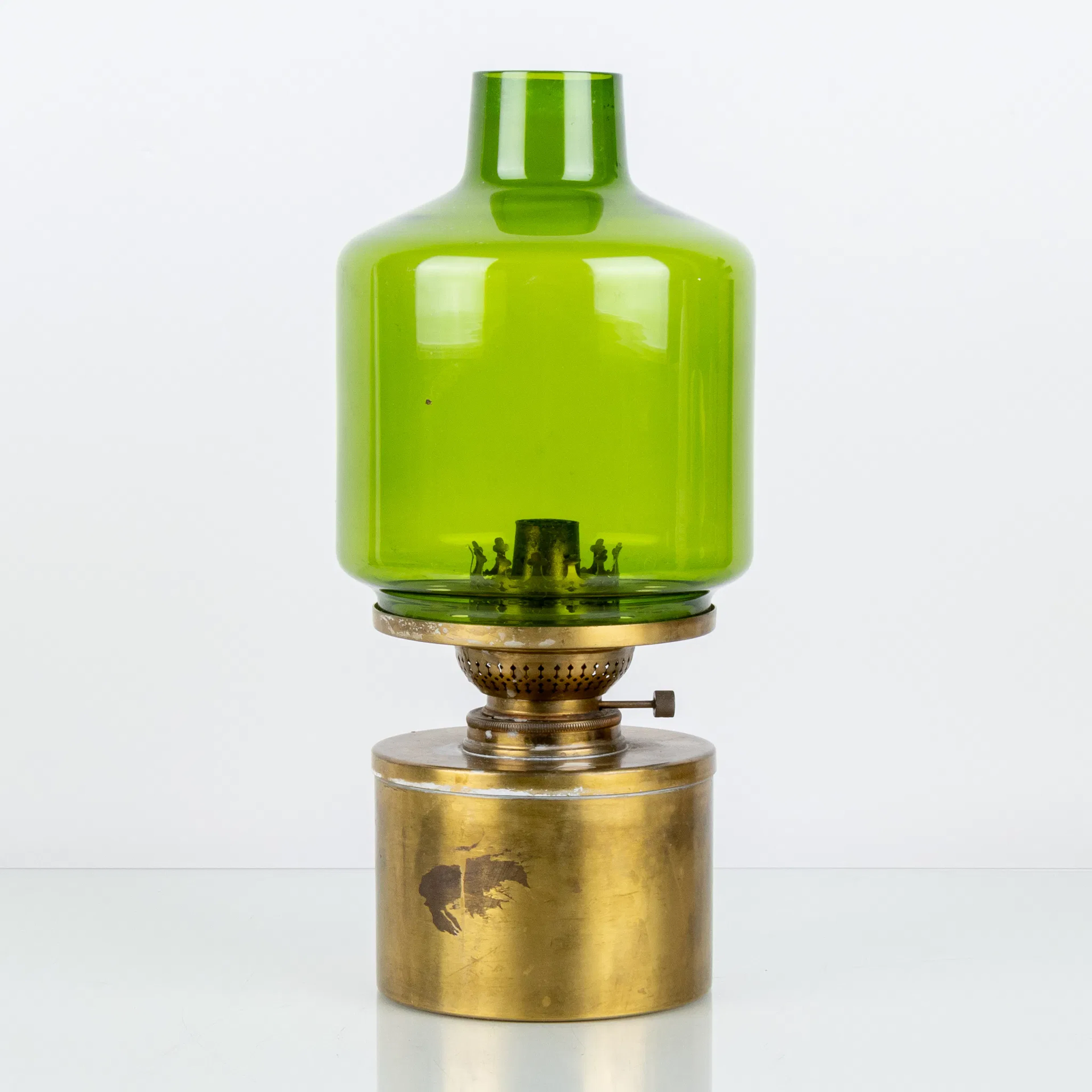 HANS-AGNE JAKOBSSON, lámpara de queroseno de mesa, latón y vidrio, modelo L47, Markaryd