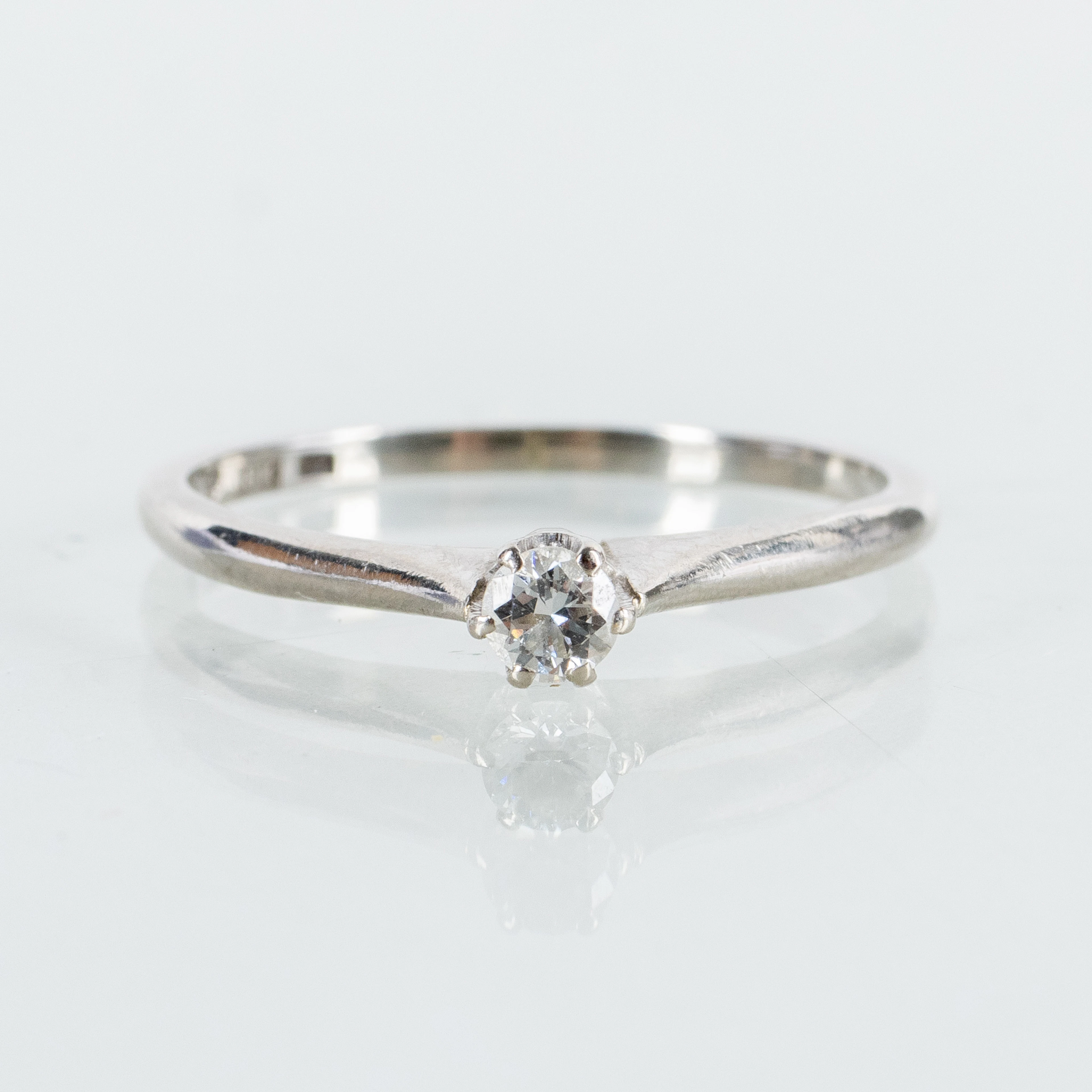 ANELLO A PIETRA SINGOLA, oro bianco 18k, con diamante taglio brillante, peso totale circa 1,5 g