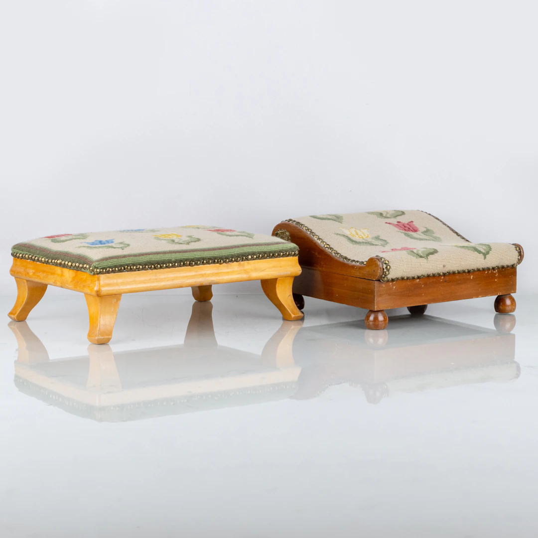 REPOSAPIÉS, 2 piezas, siglos XIX/XX, asiento bordado