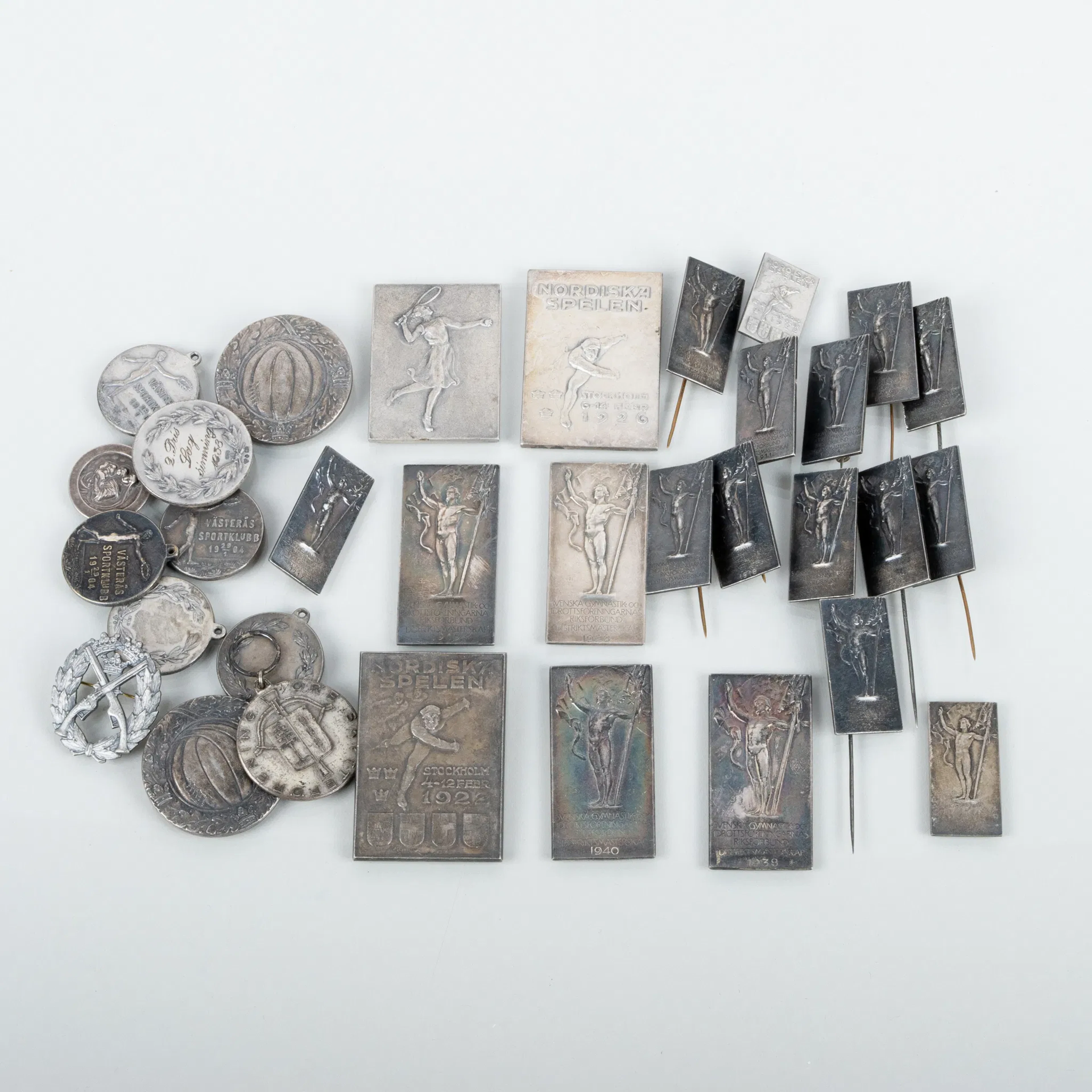 COLLEZIONE DI MEDAGLIE E SPILLE, 32 pezzi, argento, anni 1900