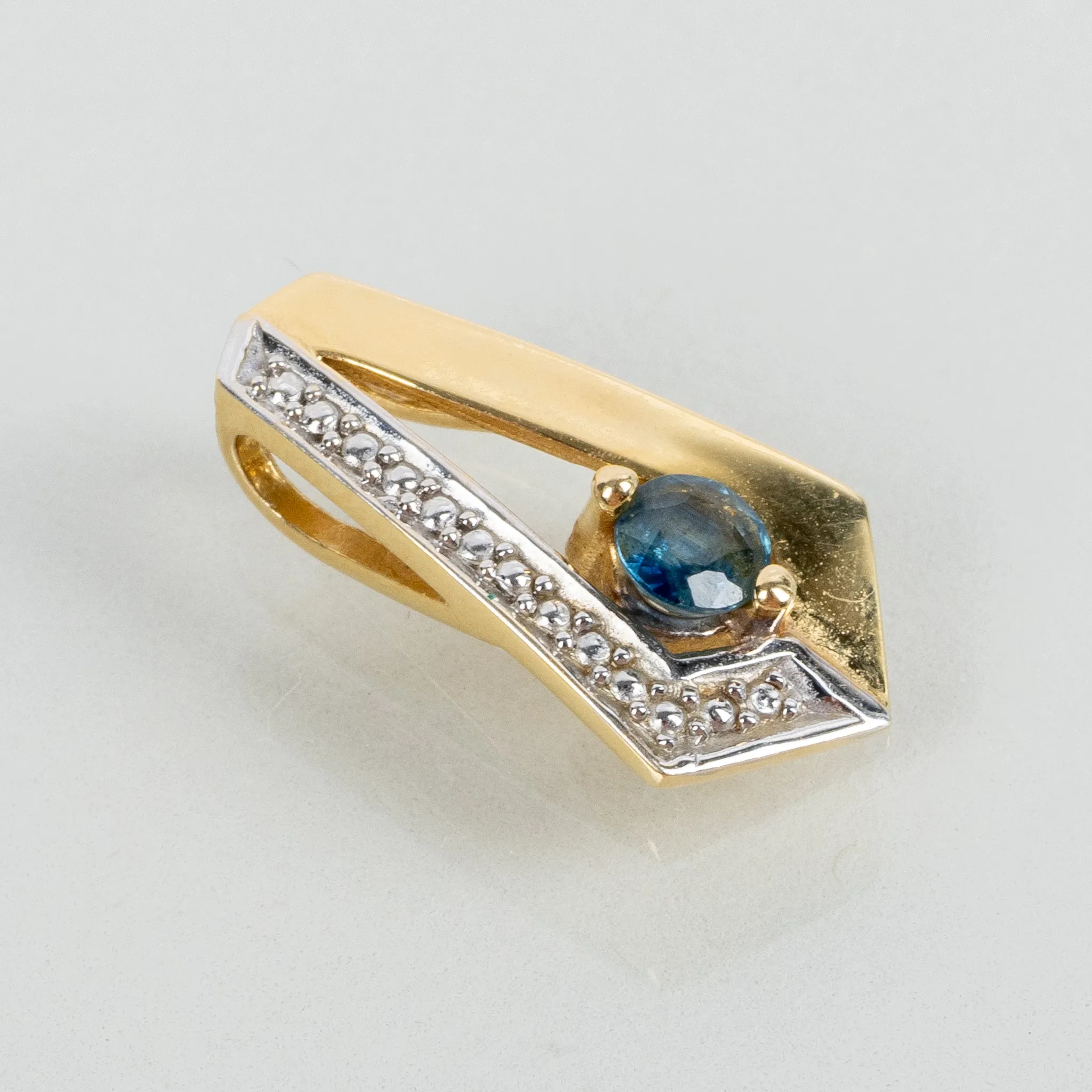 PENDENTE, oro 18k, pietra blu e diamanti più piccoli