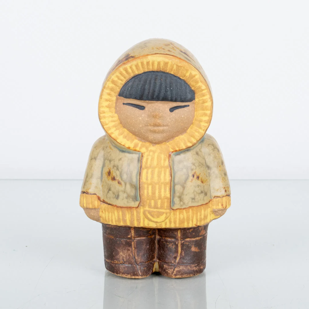 LISA LARSON, una figura de gres, "North", de la serie "Todos los niños del mundo"