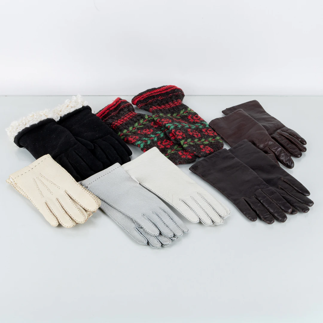GUANTES Y MANOPLAS, 6 pares, la mayoría de mediados del siglo XX