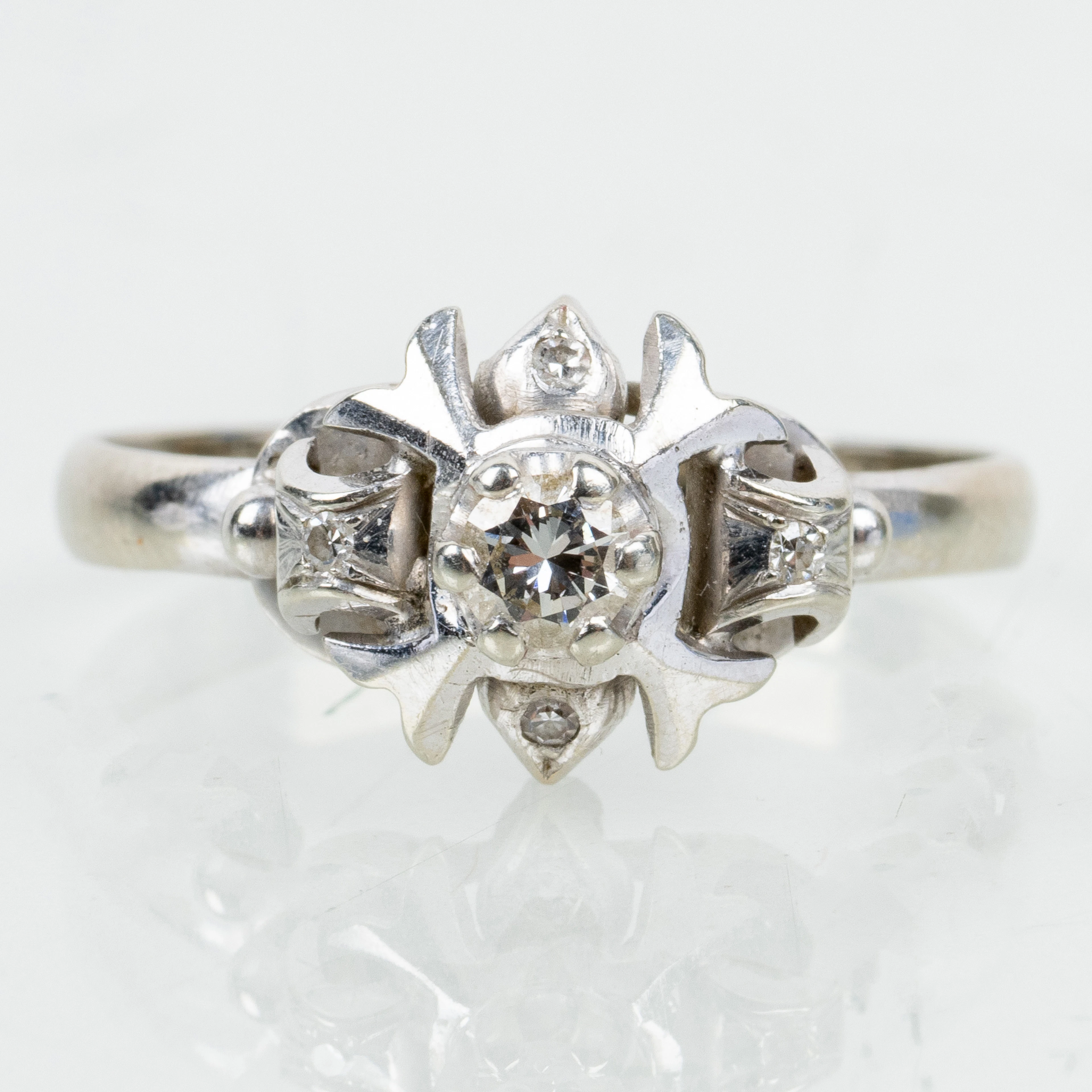 RING, 18 karat Weißgold mit Diamanten, Gewicht ca. 2,8 g