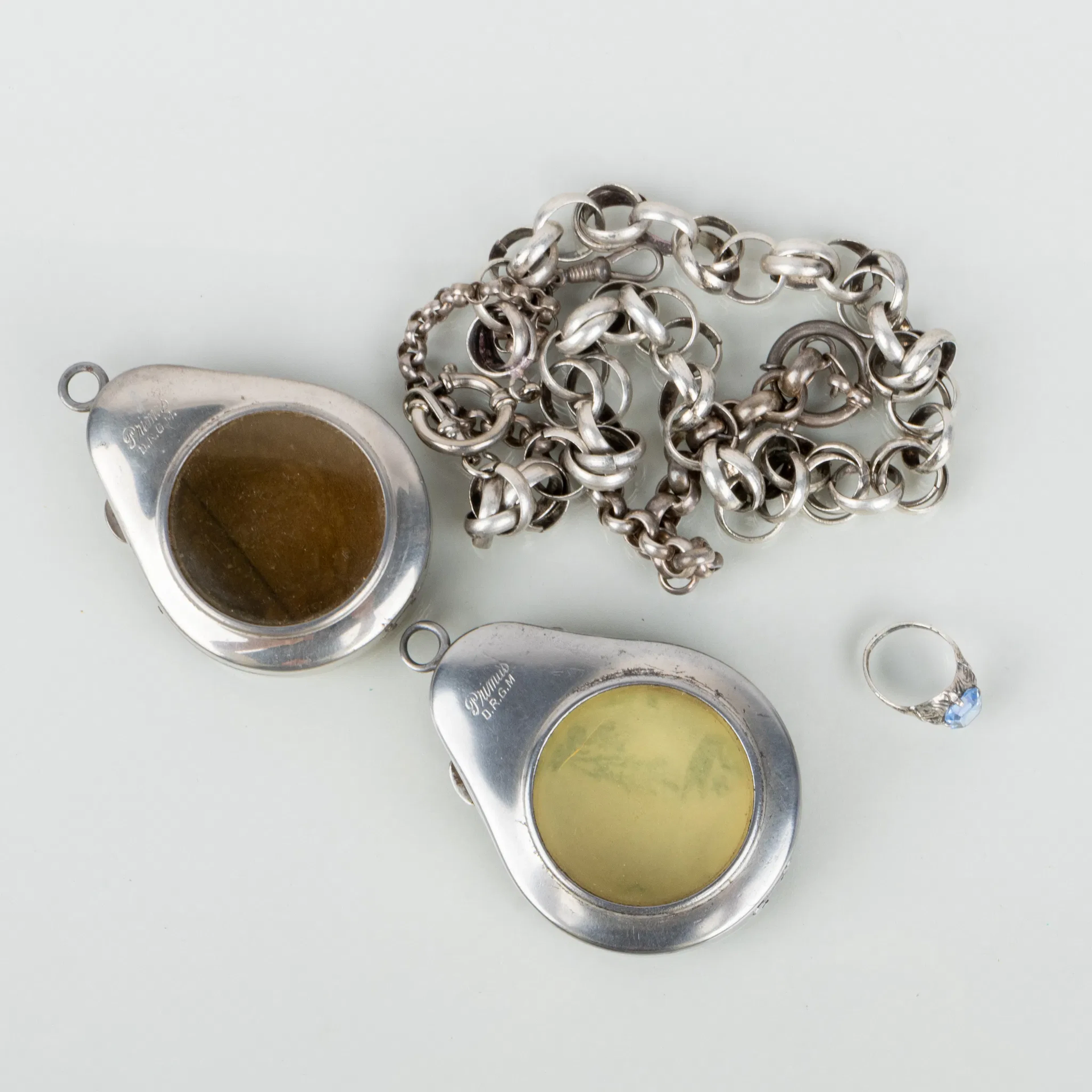 ANILLO, CADENAS DE RELOJ Y CAJAS DE BOLSILLO, 5 piezas, siglo XX