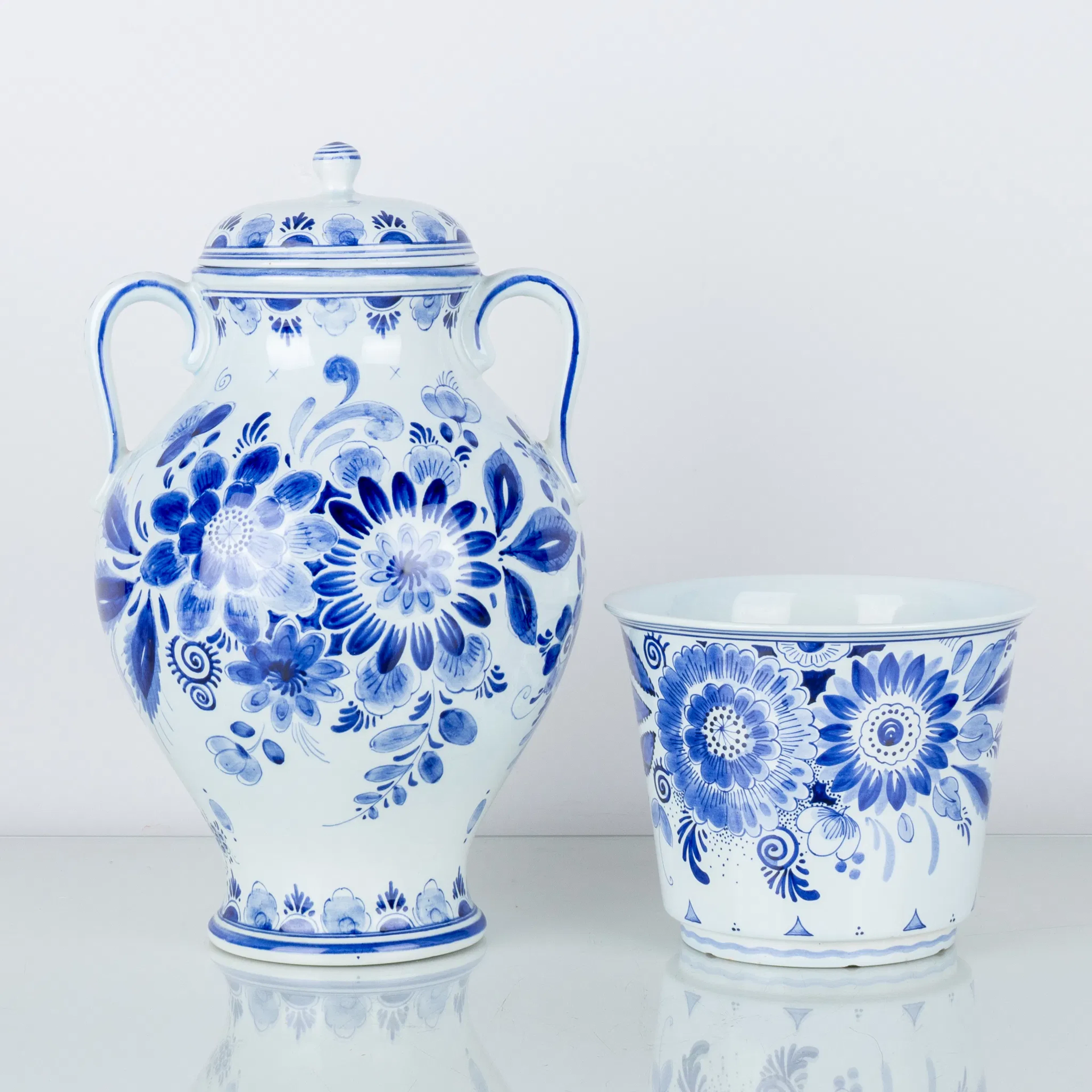 LID URN AND OUTER LINING, Porcelain, Delft, Schoonhoven, Holland, 1900s