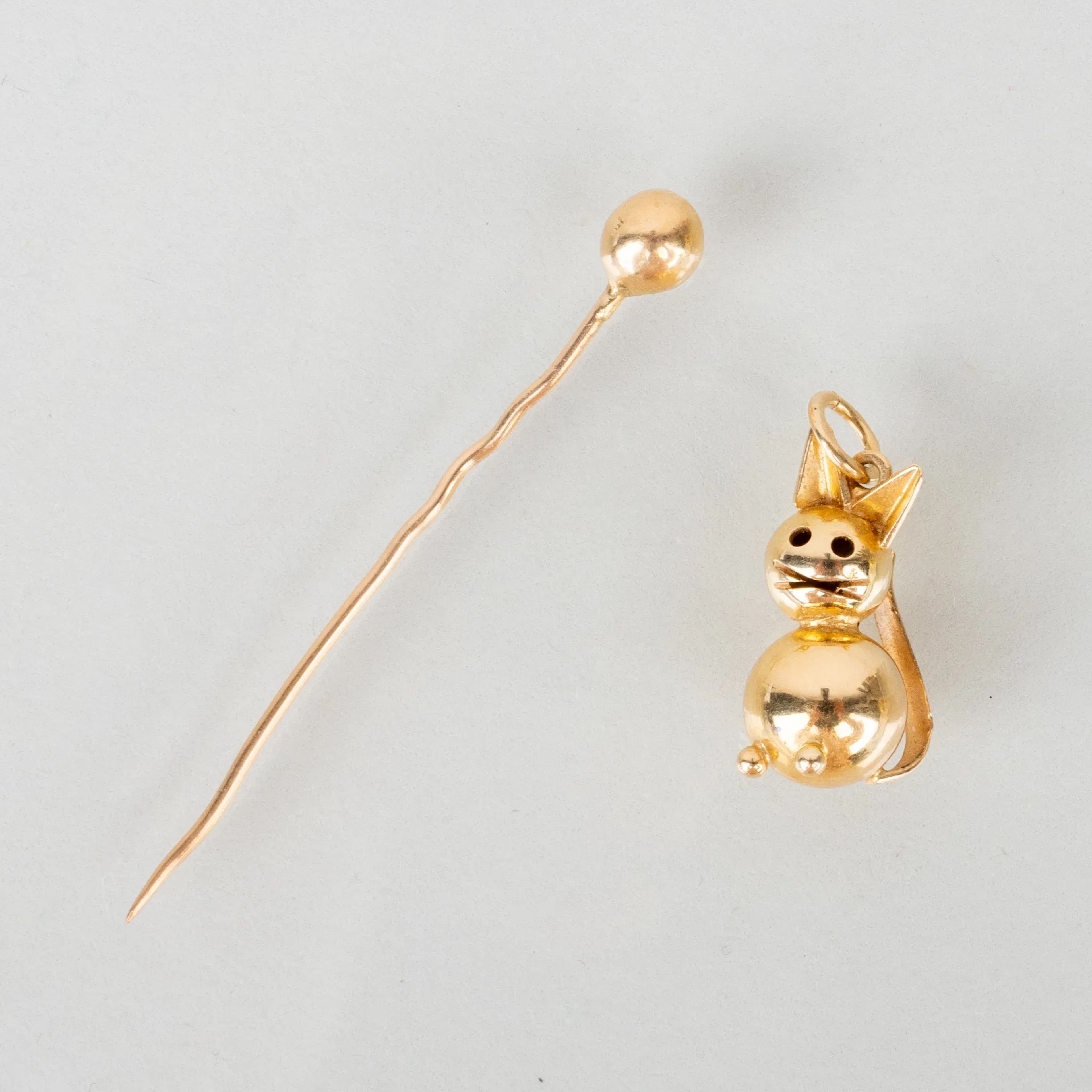 COLGANTE Y BROCHE, oro de 18 quilates
