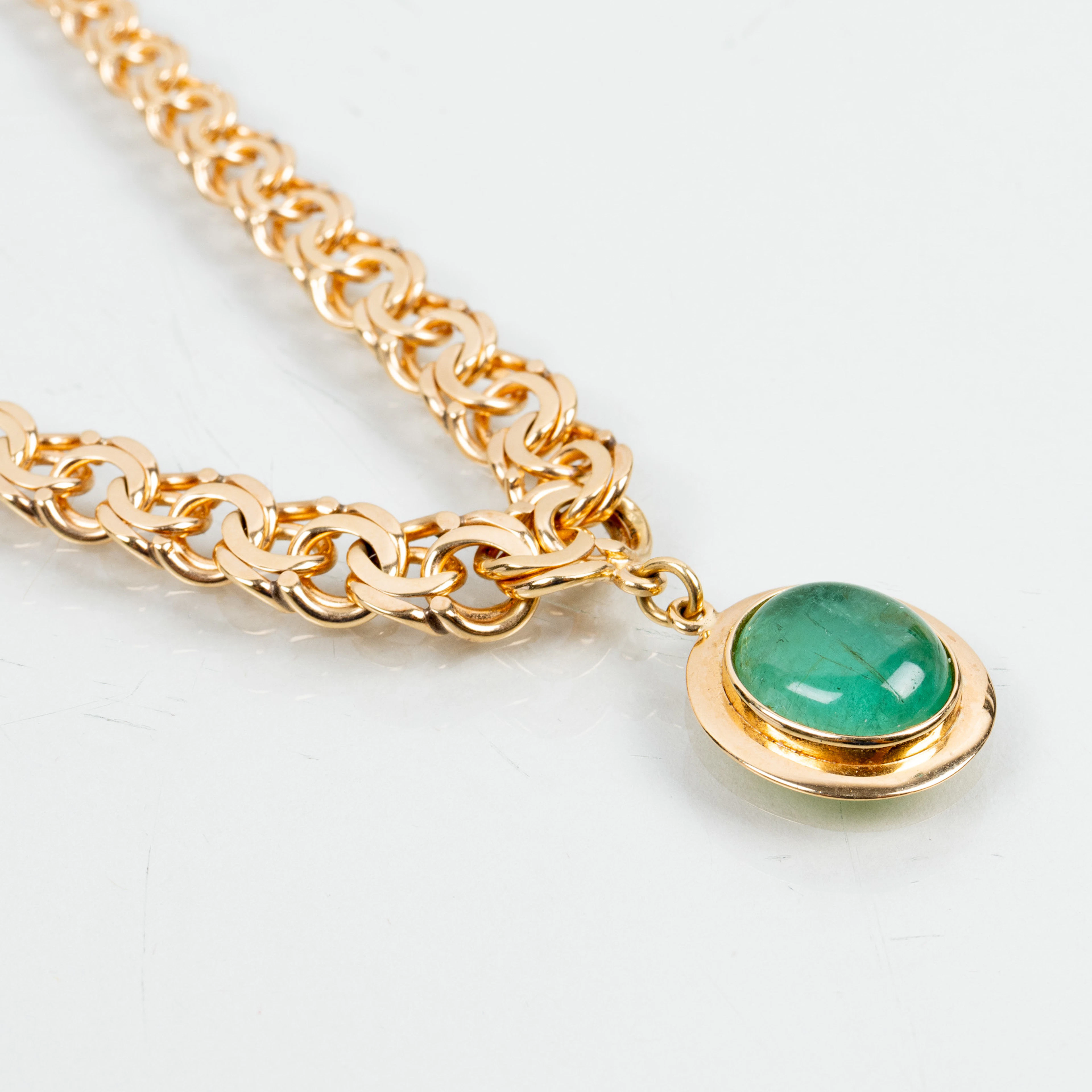 COLLIER, colgante de oro de 18 quilates, con esmeralda talla cabujón Johansson & Schöttle