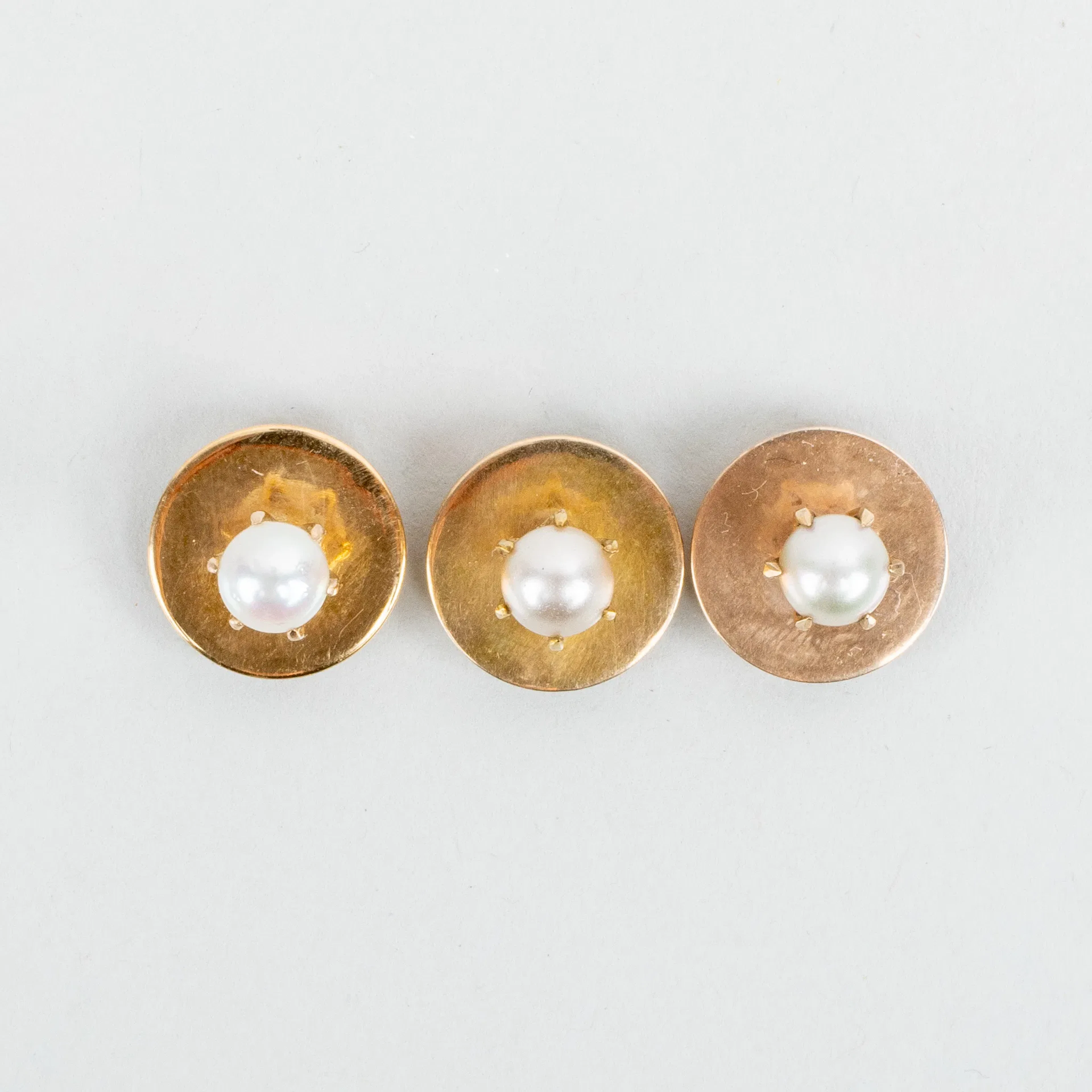 SKJORTKNAPPAR, 3 st, 14k guld, med odlade pärlor, tot vikt ca 4,4 g