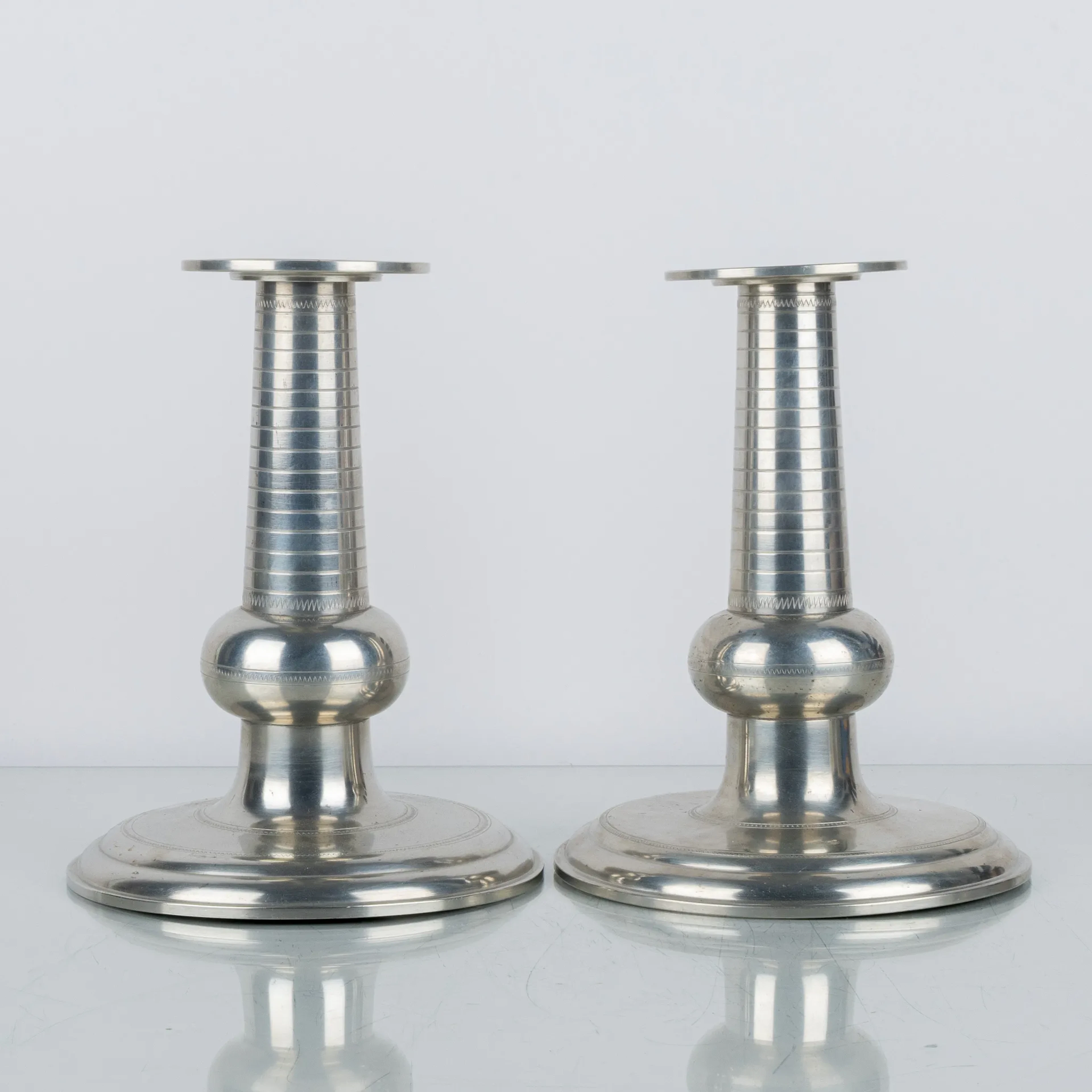 CHANDELIERS, style baroque, étain, année 1937