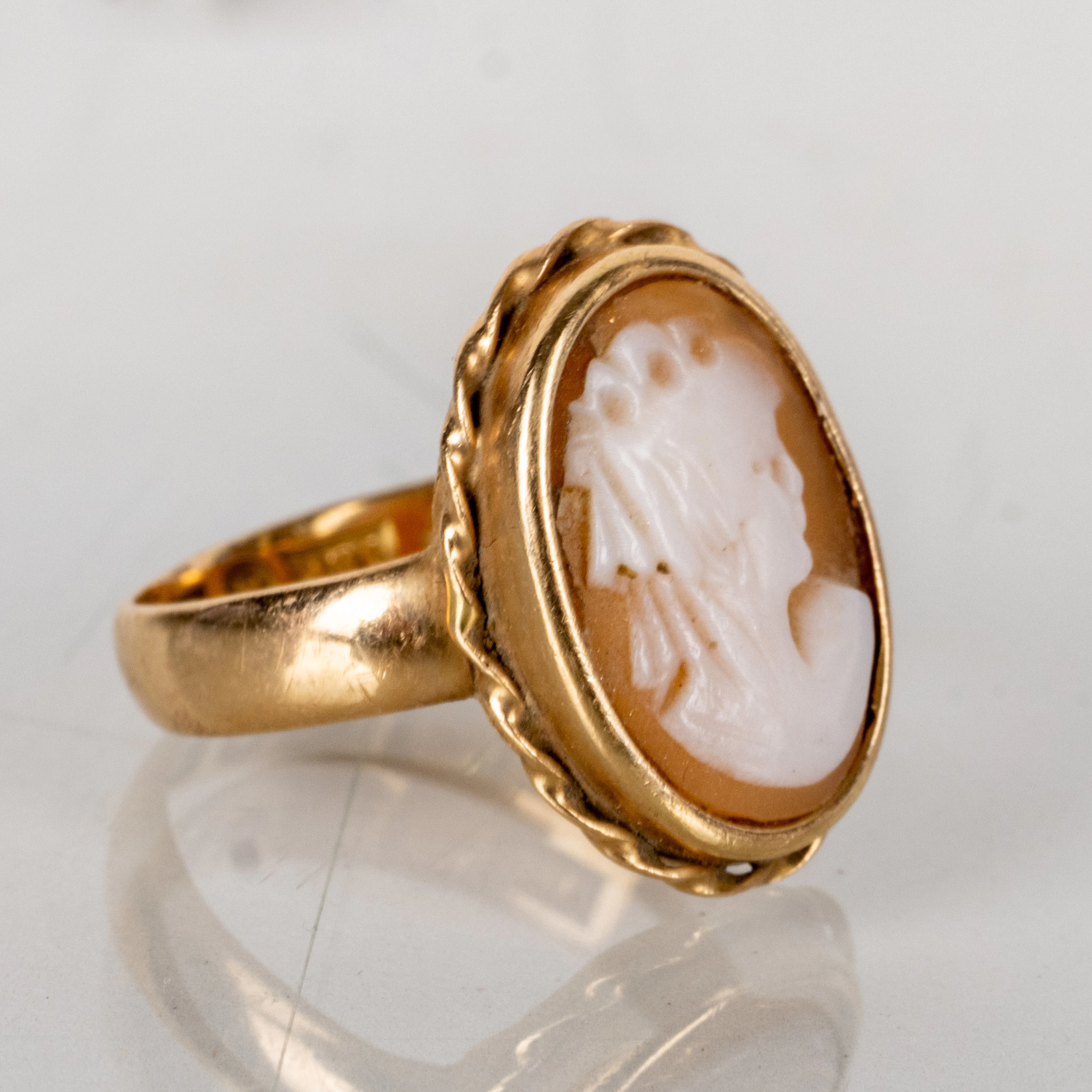 BAGUE, or 18 carats, camé, poids total env. 3,2 g