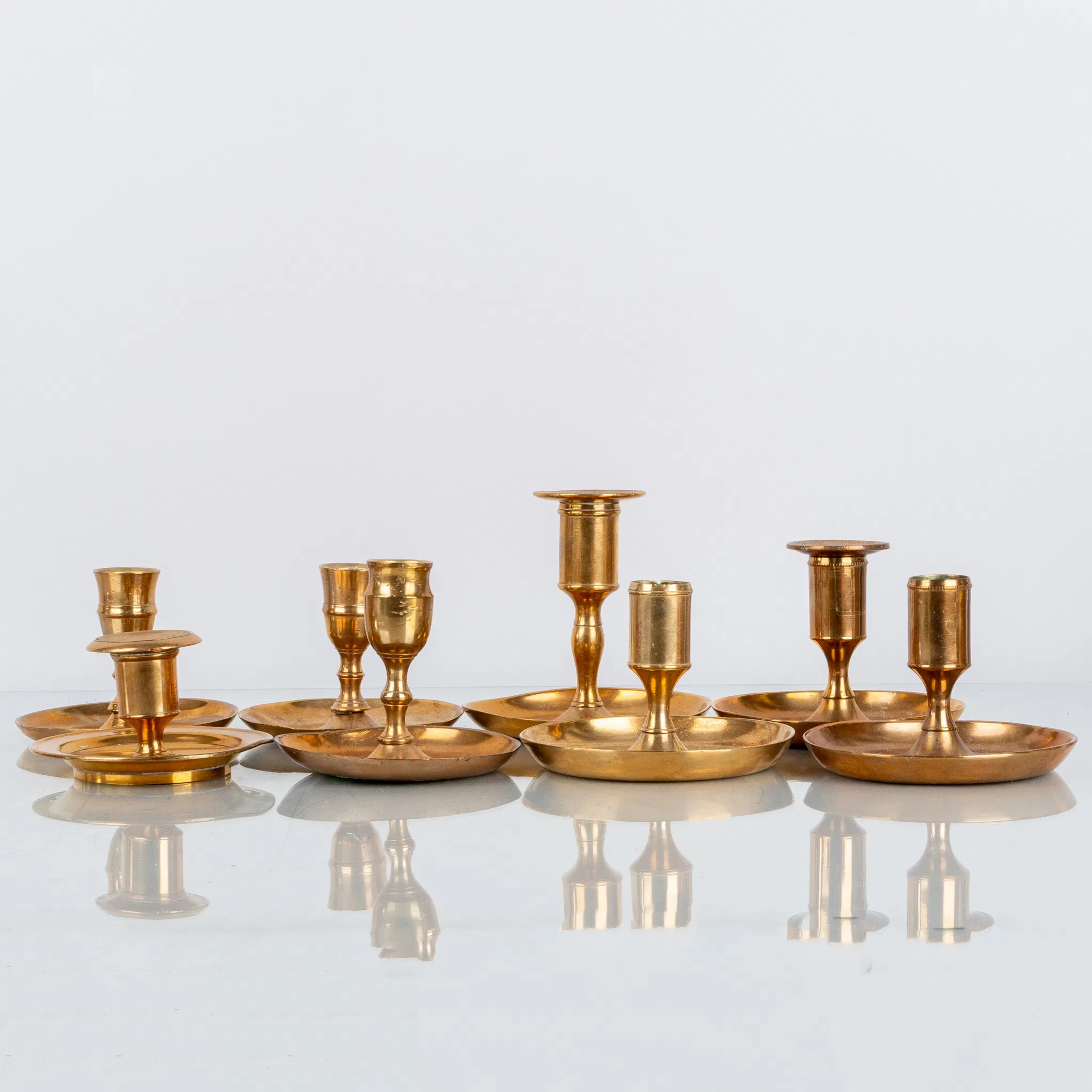 COLLEZIONE CANDELABRI, 8 pezzi, ottone, tra gli altri Nyköping e Skultuna, 1800/1900
