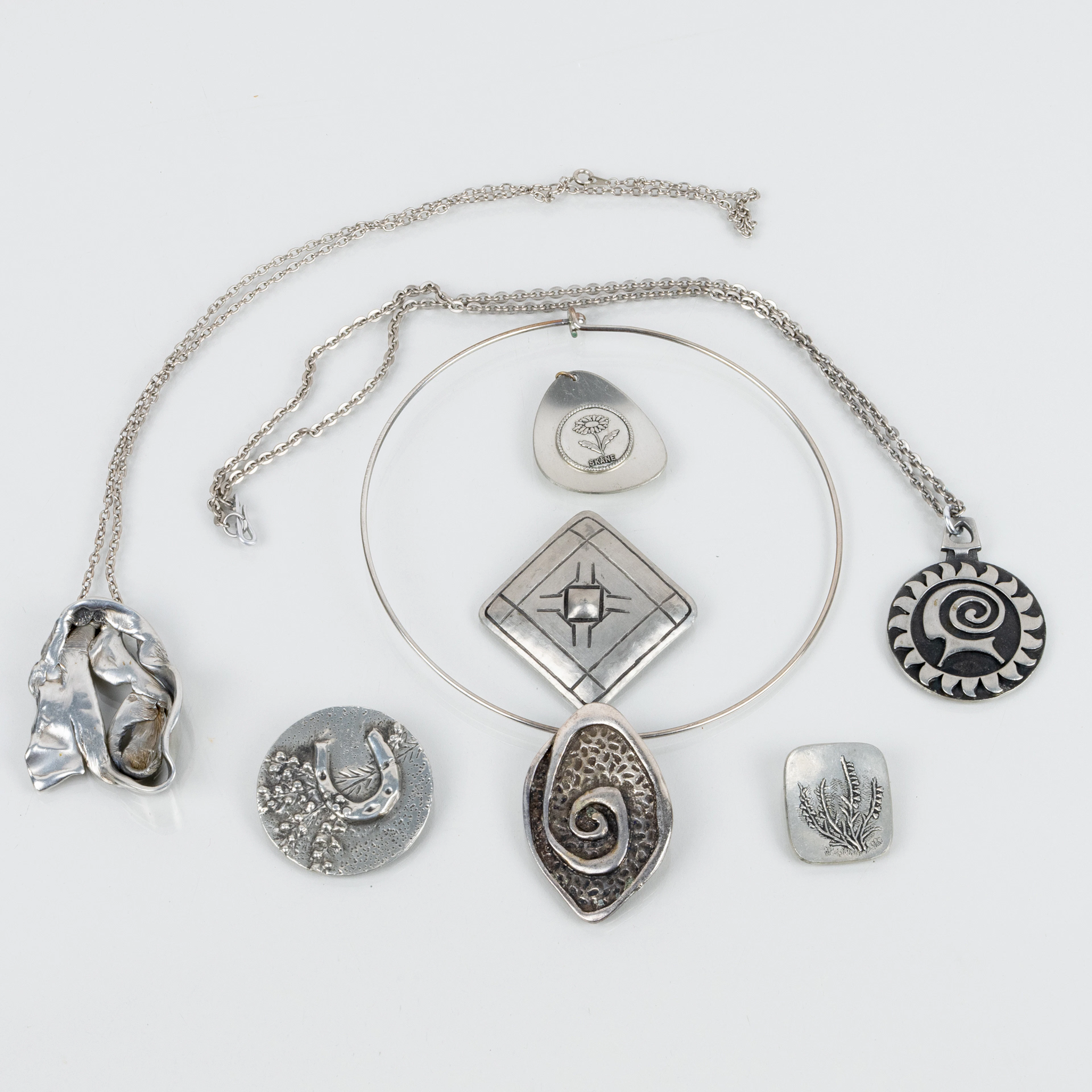 COLLEZIONE DI GIOIELLI, 7 pezzi, peltro e metallo bianco, 1900
