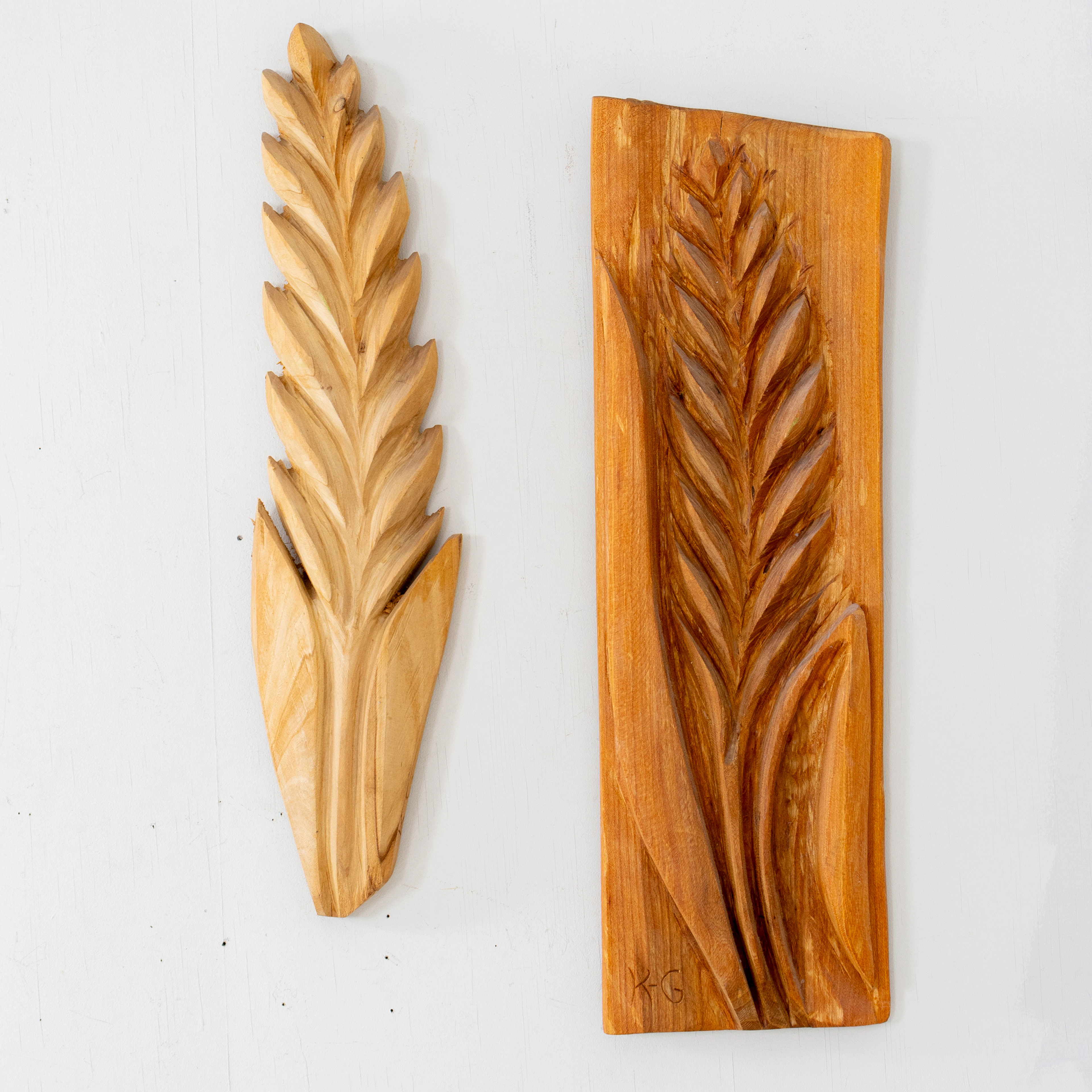 SCULTURE DA PARETE, 2 pezzi, legno, firmate K-G, 1900s