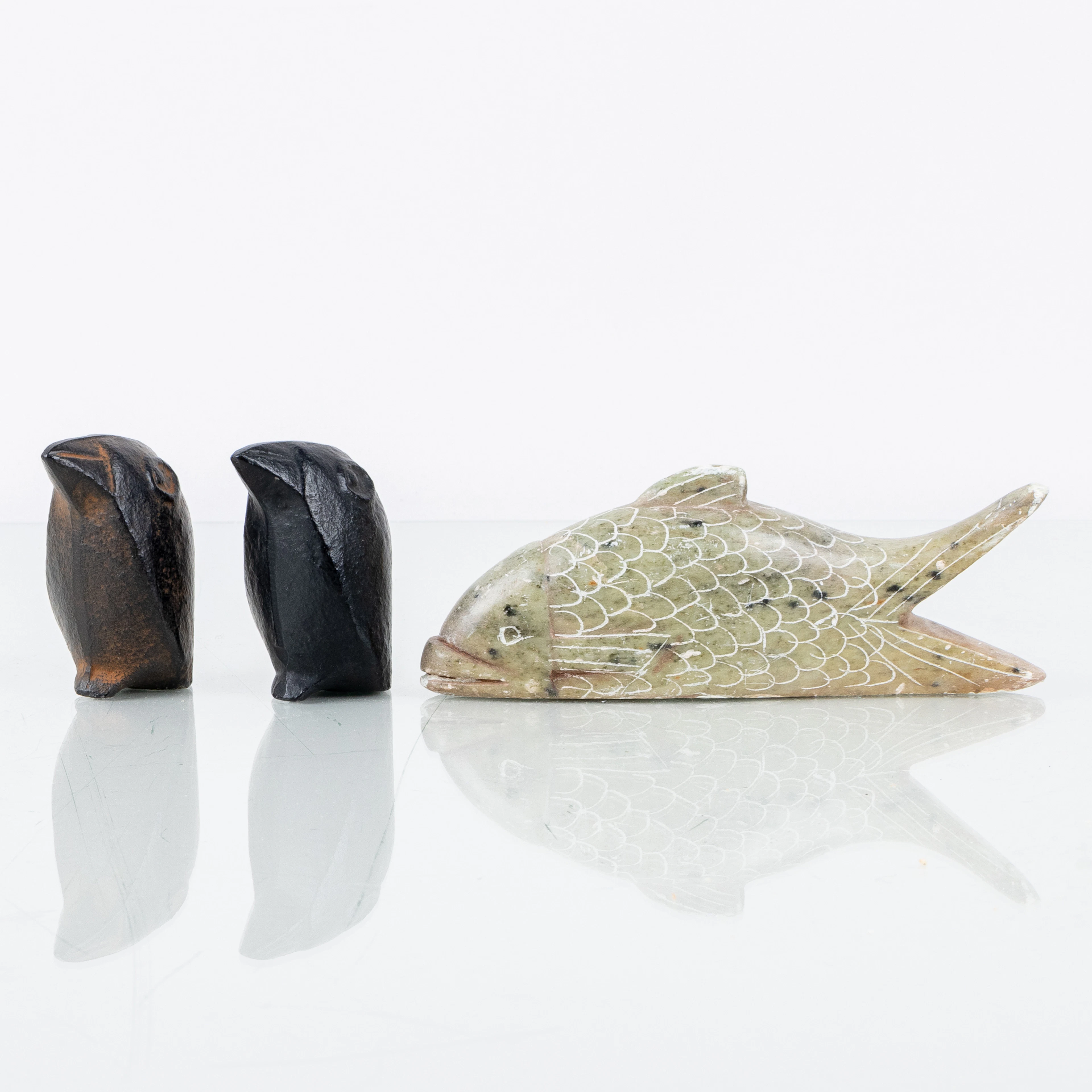 CIOTOLA E FIGURE, 3 parti, metallo e pietra, orientale, 1900