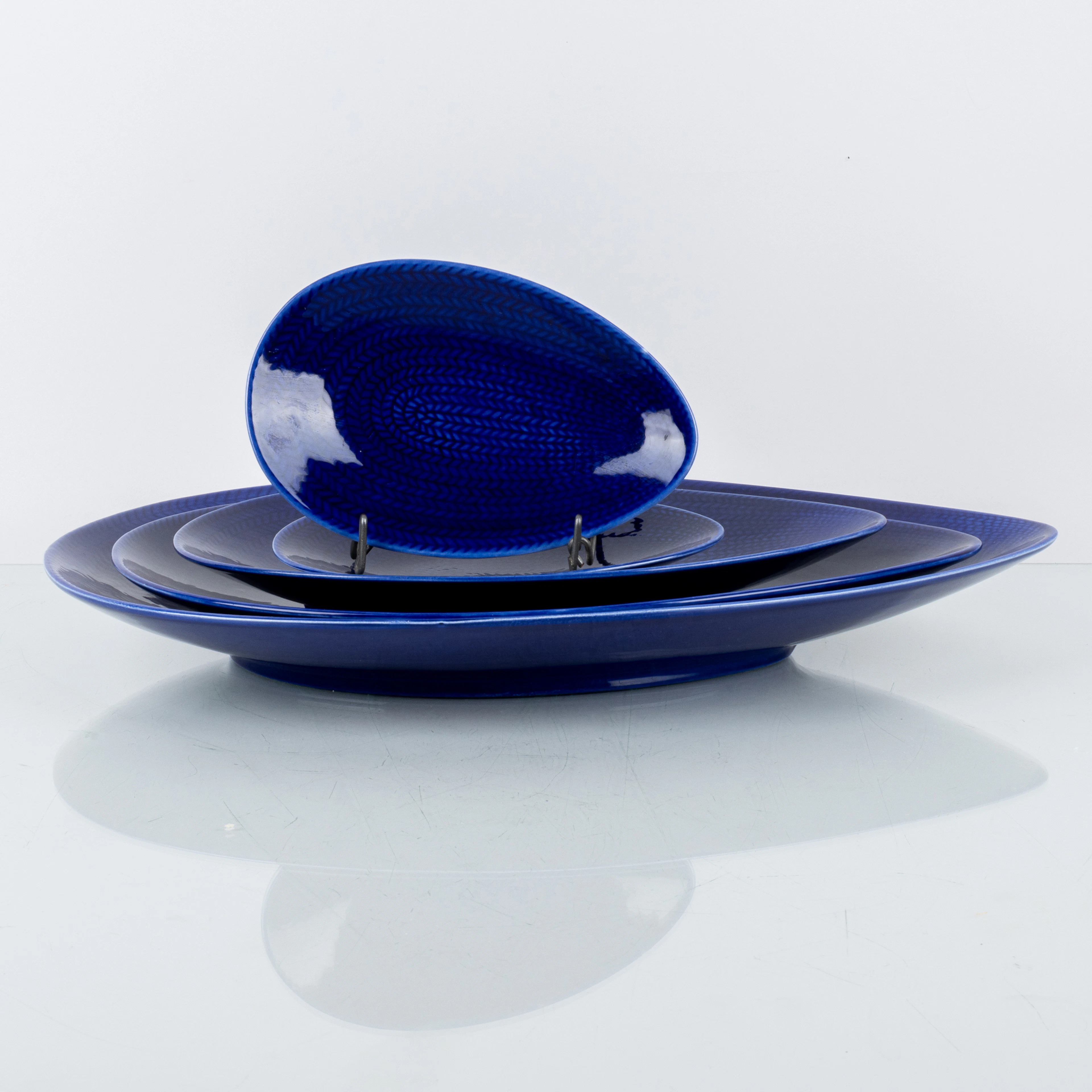 HERTHA BENGTSSON, 5 platos de porcelana, "Blå Eld", Rörstrand
