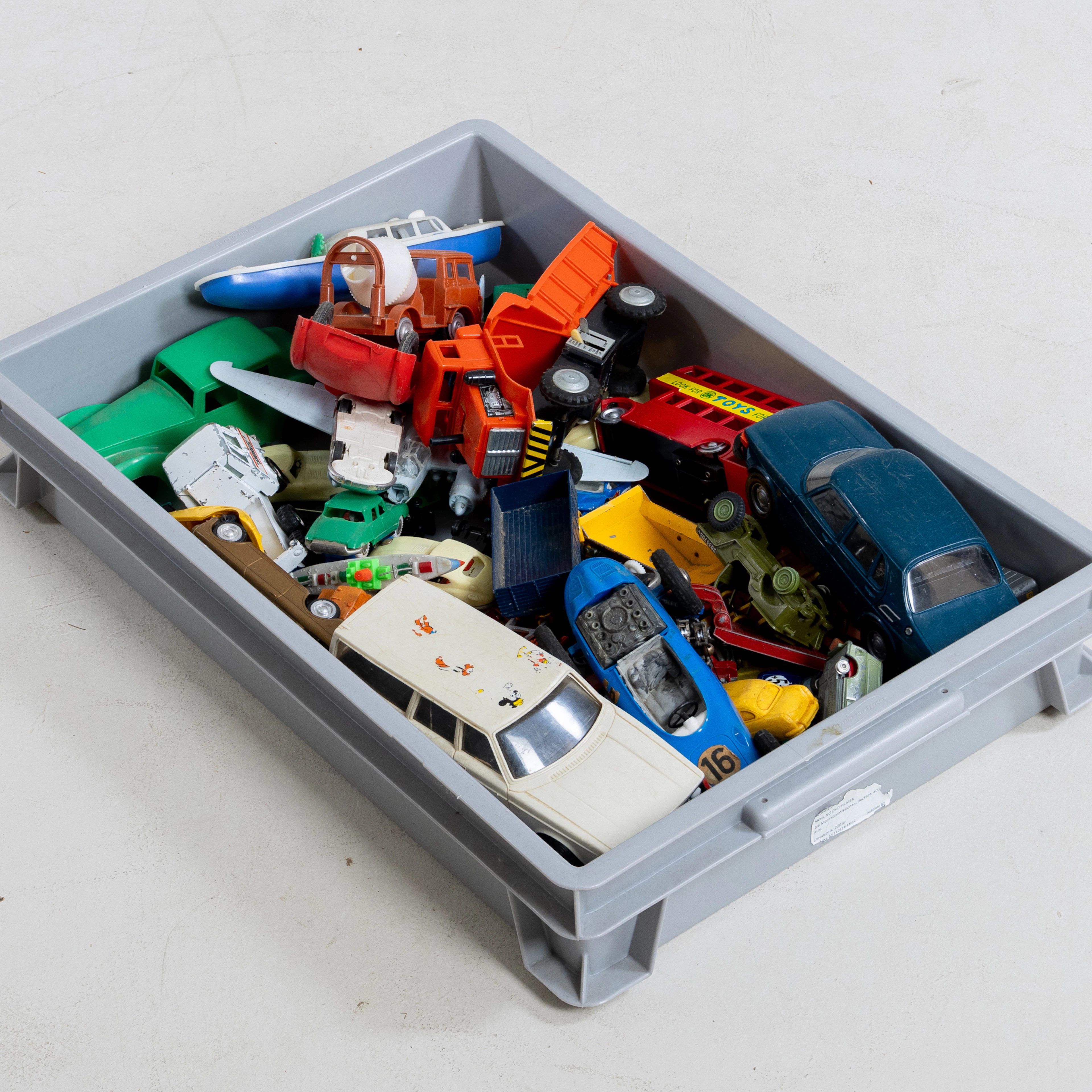 COLLEZIONE GIOCATTOLI, plastica e metallo, inclusi Dinky Toys, Corgi Toys, Inghilterra