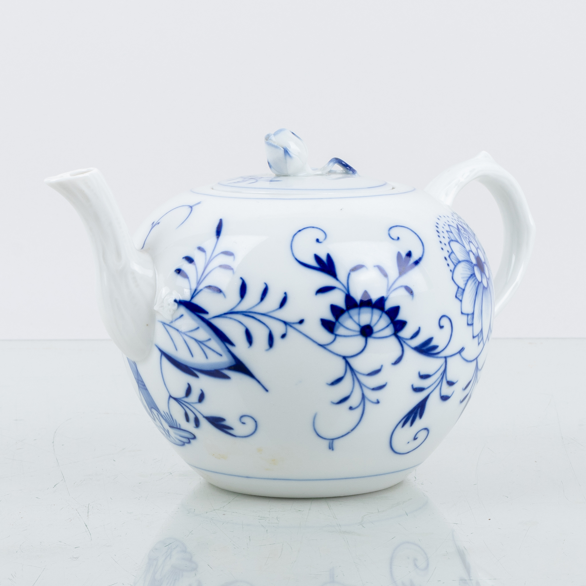 TETERA, PORCELANA, PATRÓN CEBOLLA, MEISSEN, Alemania, segunda mitad del siglo XX