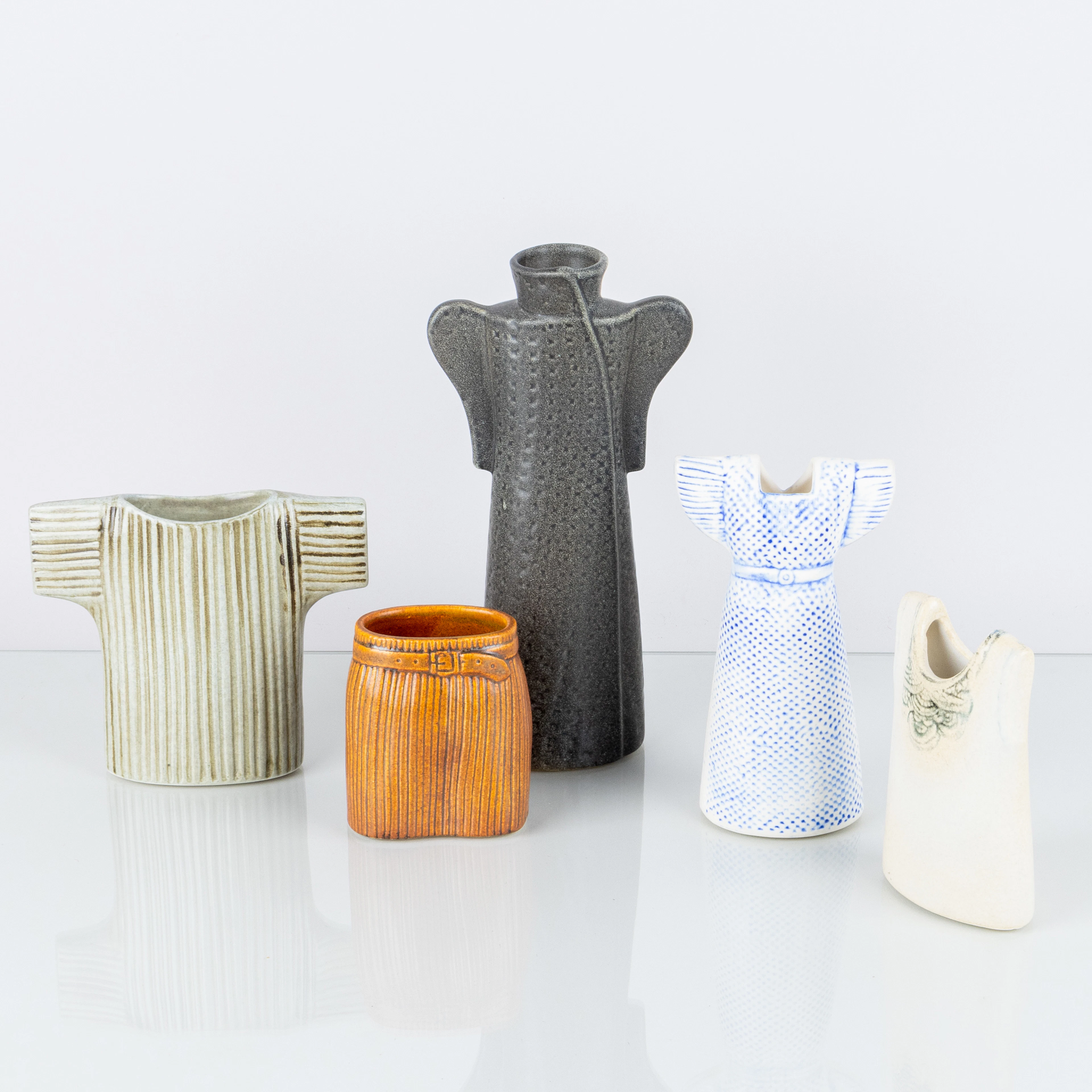 LISA LARSON, 5 vases en grès, de la série « Armoire robe », Keramikstudion